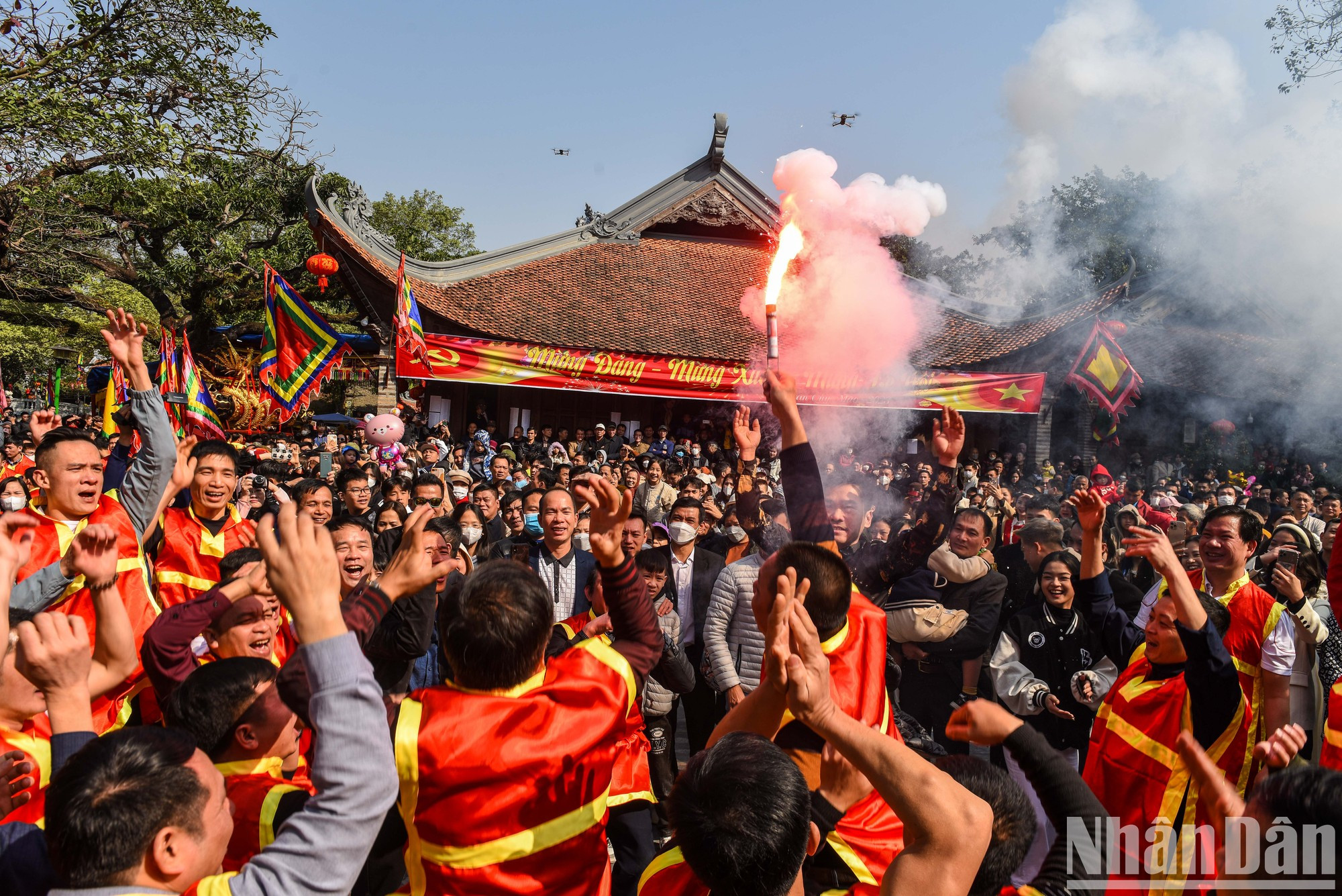 El festival de procesión petardo de hoy es una recreación de tal fecha. Quienes personifican comandantes en el ejército de Thien Cuong, o ‘quan dam’ son seleccionados entre los hombres de 51 años y familias ejemplares. El festival de procesión petardo de hoy es una recreación de tal fecha. Quienes personifican comandantes en el ejército de Thien Cuong, o ‘quan dam’ son seleccionados entre los hombres de 51 años y familias ejemplares.