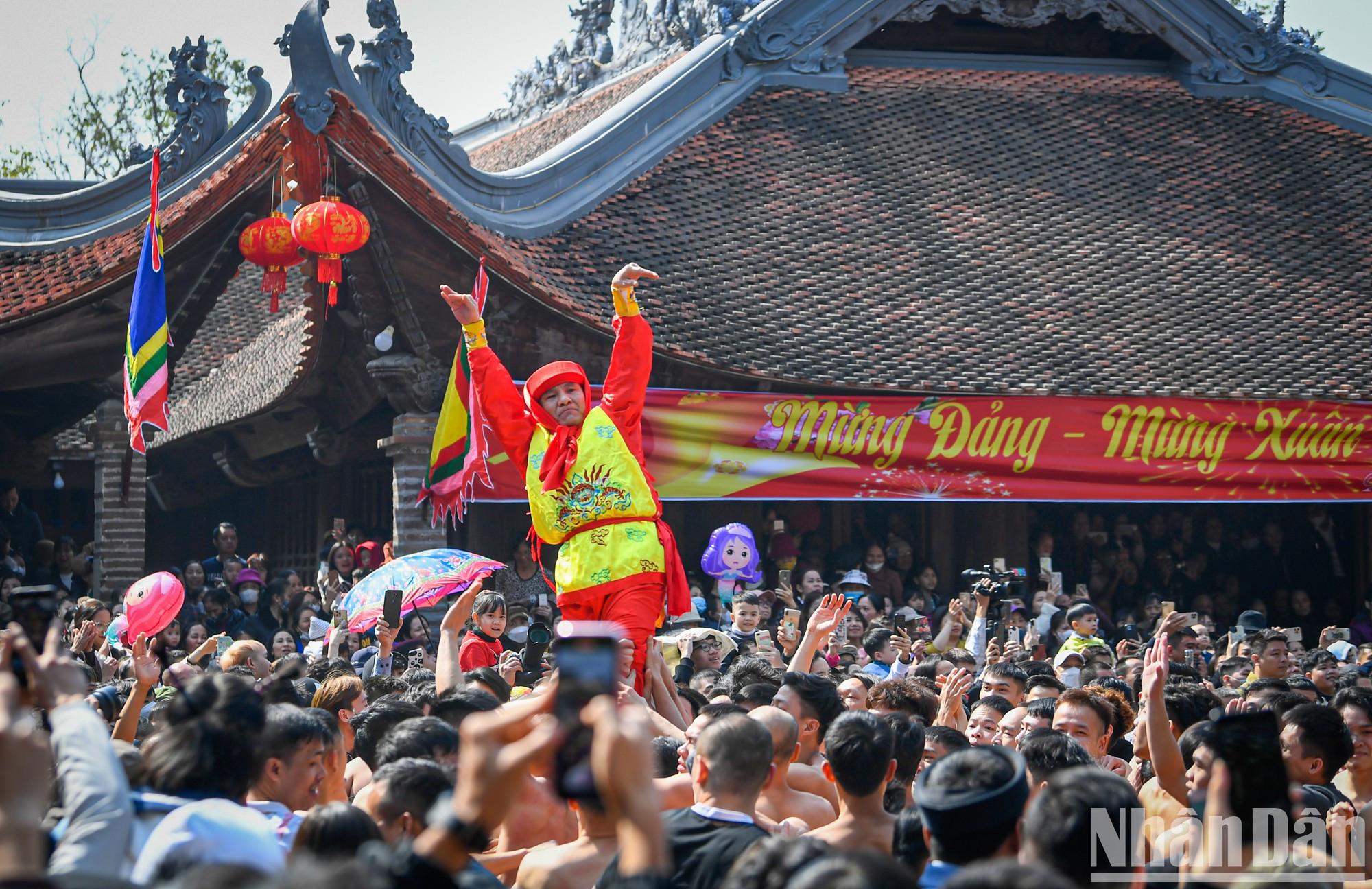 Los “quan dam” son llevados a hombros por sus “soldados” y les hacen gestos de ánimo. También se encargan de organizar las tropas y fabricar petardos. Los “quan dam” son llevados a hombros por sus “soldados” y les hacen gestos de ánimo. También se encargan de organizar las tropas y fabricar petardos.