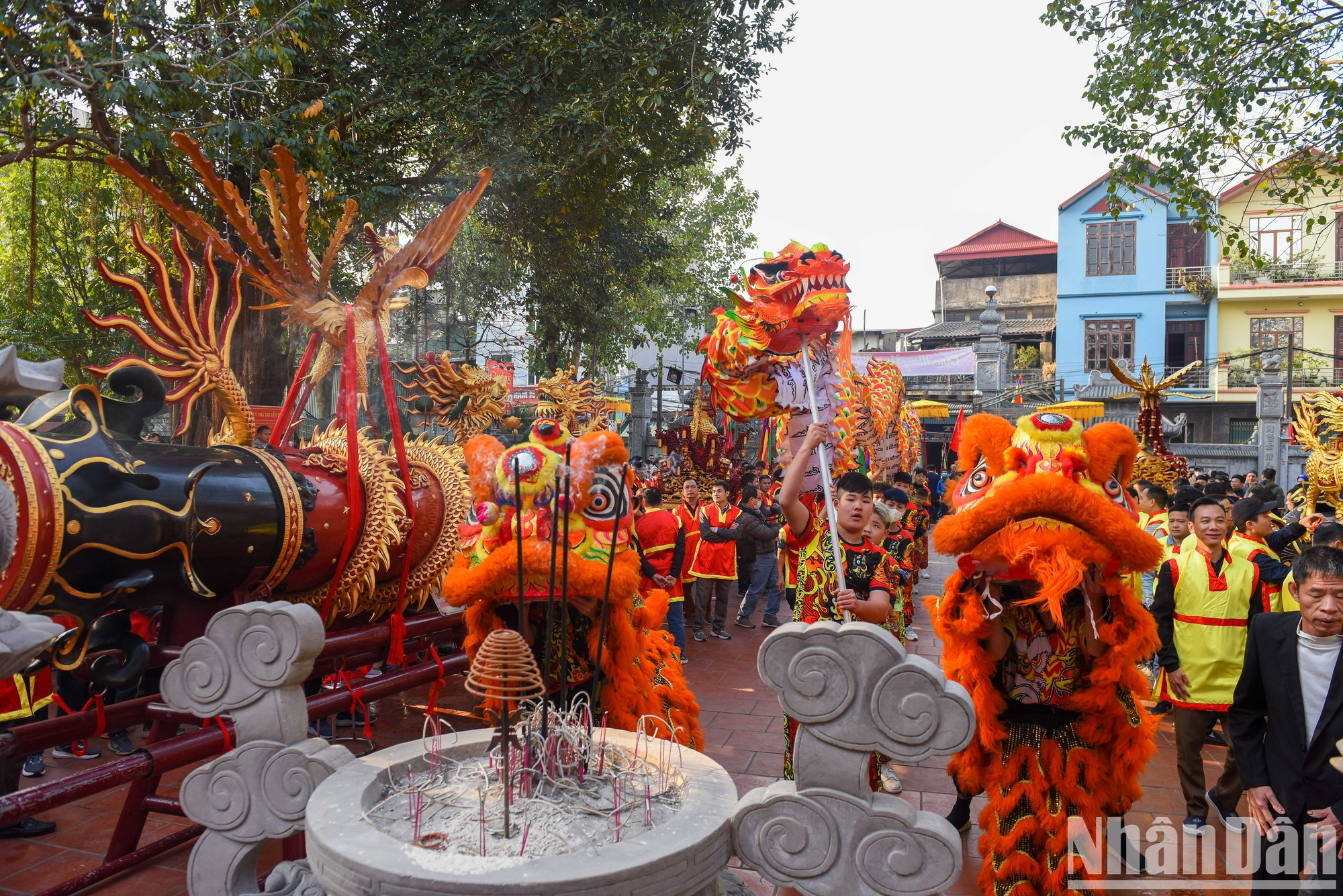 El festival incluye dicha procesión, una ceremonia de homenaje al dios patrón de la aldea y cuatro detonaciones de petardo, que antiguamente servía para animar a los soldados antes de batallar. El festival incluye dicha procesión, una ceremonia de homenaje al dios patrón de la aldea y cuatro detonaciones de petardo, que antiguamente servía para animar a los soldados antes de batallar.