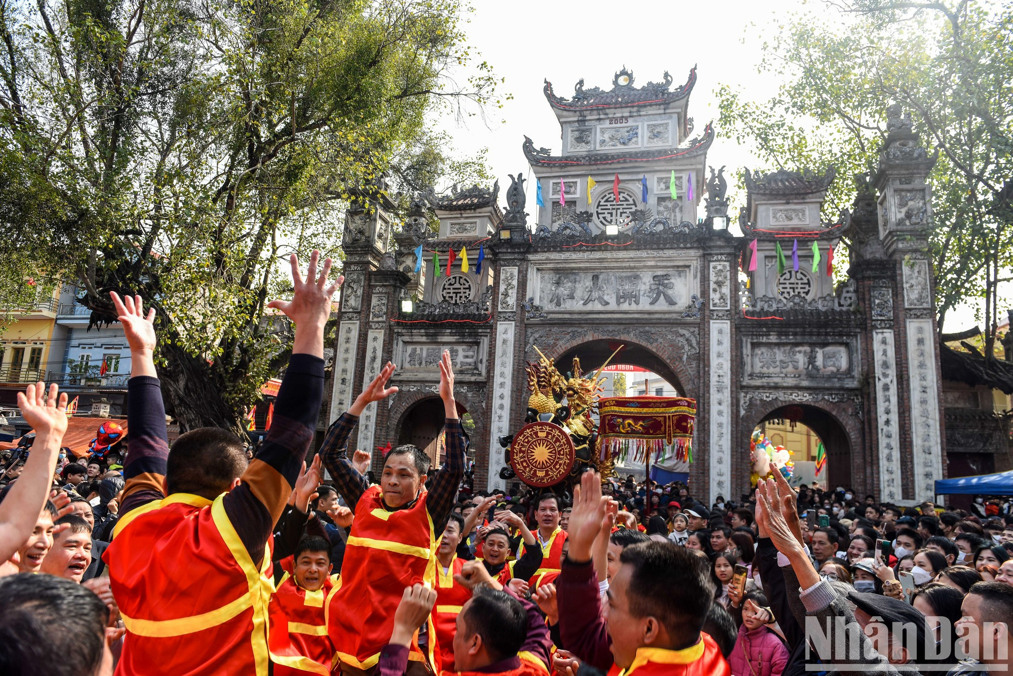 Los porteros deben ser mayores de 35 años. Los porteros deben ser mayores de 35 años.