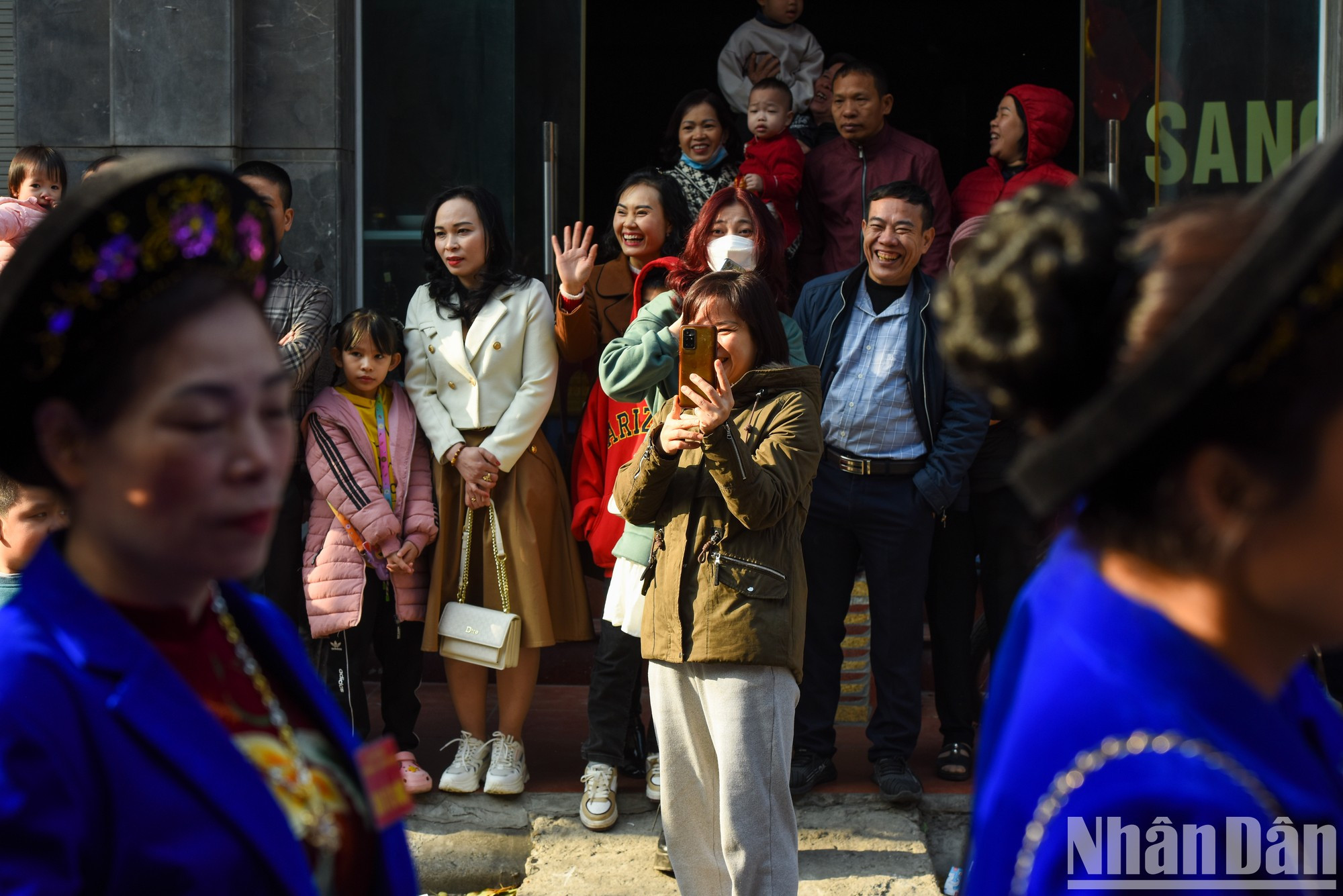 A las 11:00, los dos petardos gigantes son transportados al patio del templo entre vítores de los espectadores. Allí esperan jóvenes uniformados como soldado en la antigüedad, que actuarán como miembros de las cuatro unidades. A las 11:00, los dos petardos gigantes son transportados al patio del templo entre vítores de los espectadores. Allí esperan jóvenes uniformados como soldado en la antigüedad, que actuarán como miembros de las cuatro unidades.