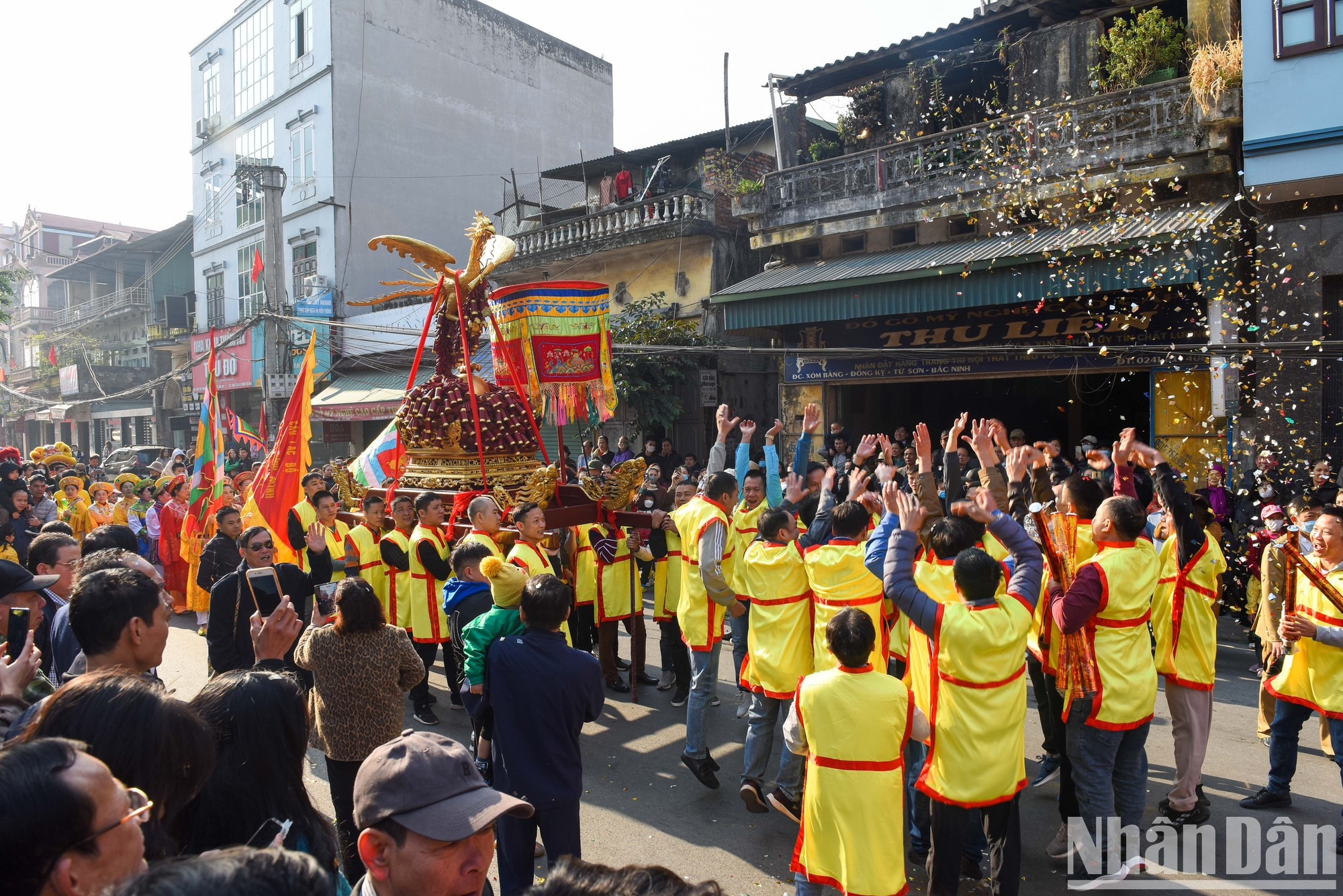 La procesión es acompañada de redobles de tambor y lemas entonados por los 30 jóvenes que llevan a hombros los petardos, suscitando bullicio en cada calle que cruzan. La procesión es acompañada de redobles de tambor y lemas entonados por los 30 jóvenes que llevan a hombros los petardos, suscitando bullicio en cada calle que cruzan.