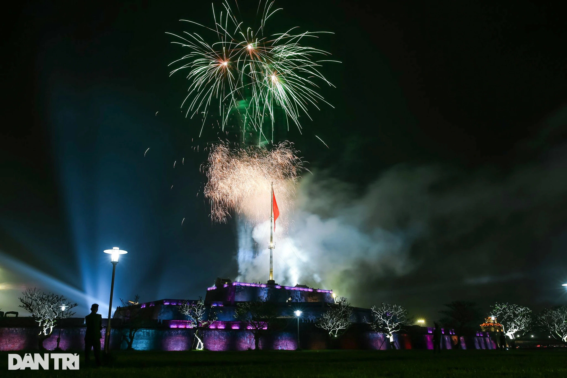 La Ciudadela Imperial de Hue, en la central provincia de Thua Thien Hue, brilla con espectaculares luces de fuegos artificiales terrestres. (Fotografía: dantri.com.vn)