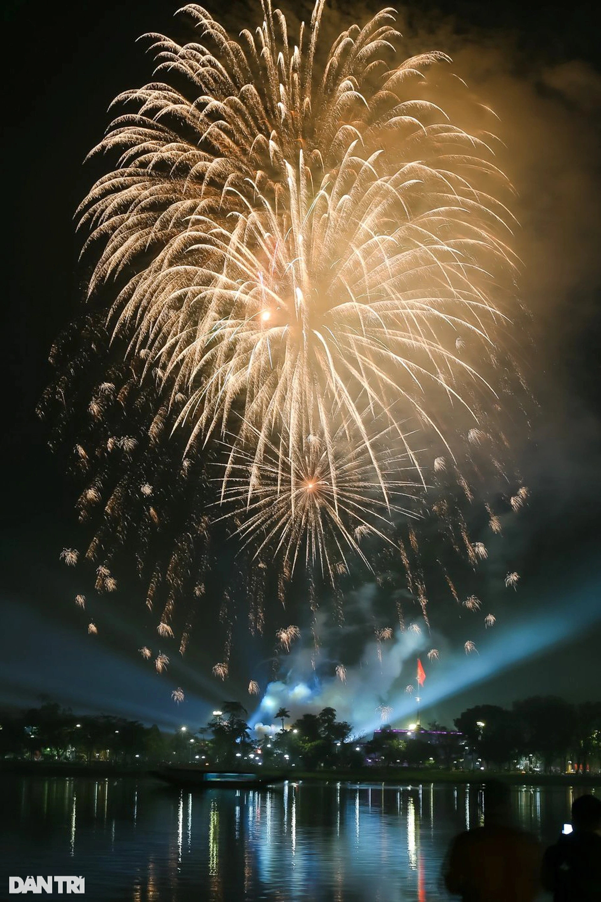 Fuegos artificiales aéreos en Hue. (Fotografía: dantri.com.vn)