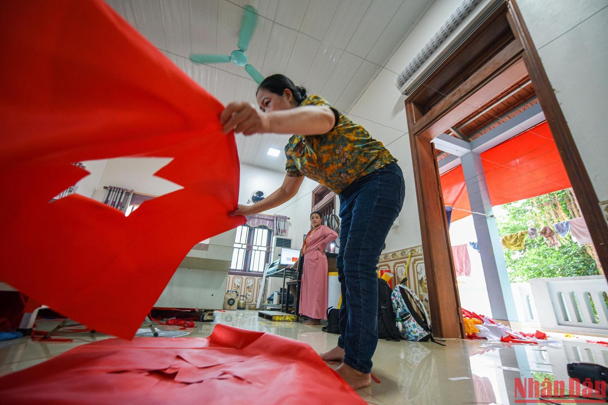 Varias familias de la aldea llevan hasta cuatro generaciones fabricando la bandera nacional. El apego al oficio tradicional es un orgullo y les brinda estables ingresos.