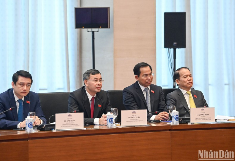 Representantes de las Comisiones de la Asamblea Nacional y la Auditoría Estatal de Vietnam.