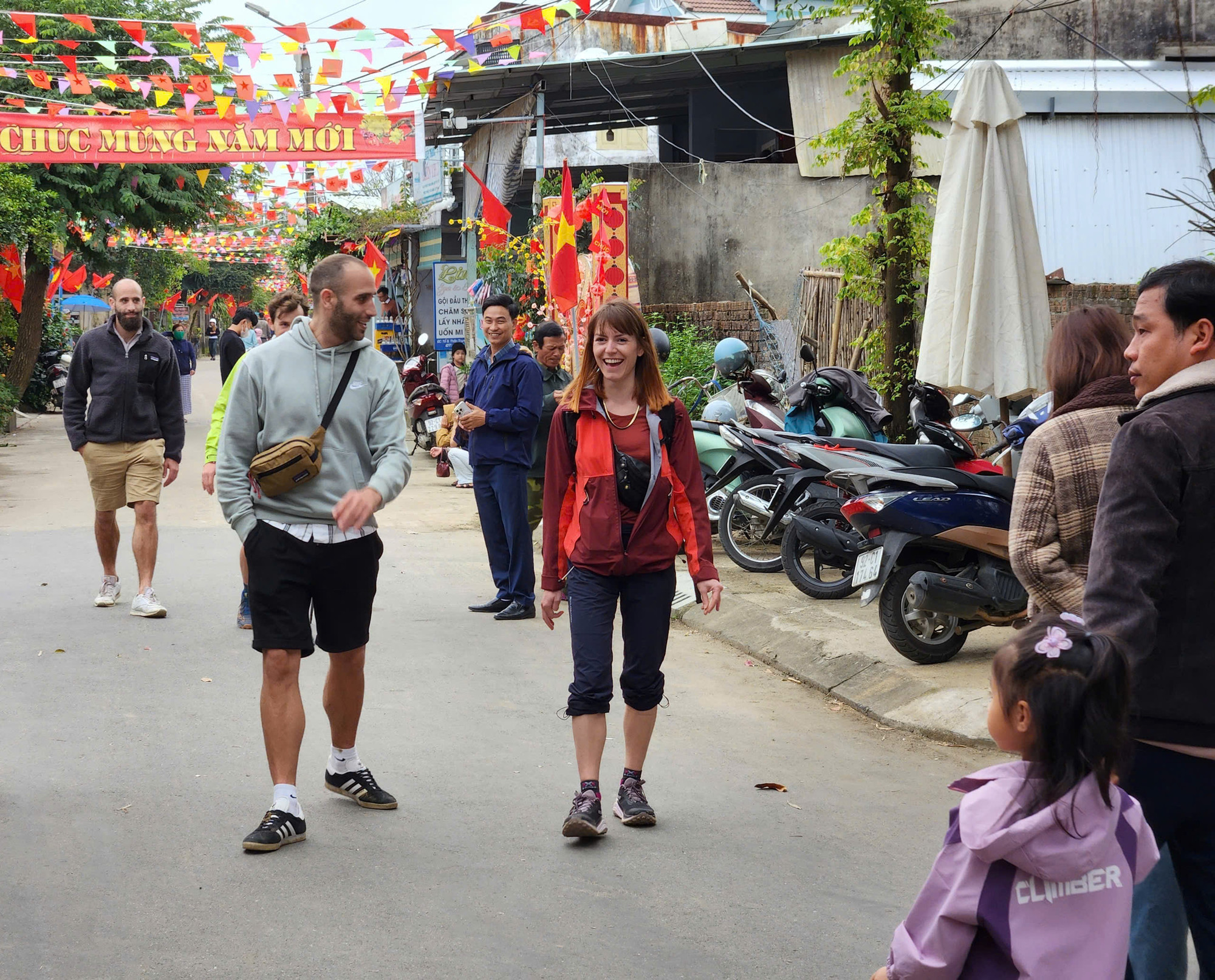 La aldea de Kim Bong se centra en renovar sus productos turísticos y servicios, lo que mejora la calidad de vida de los lugareños.