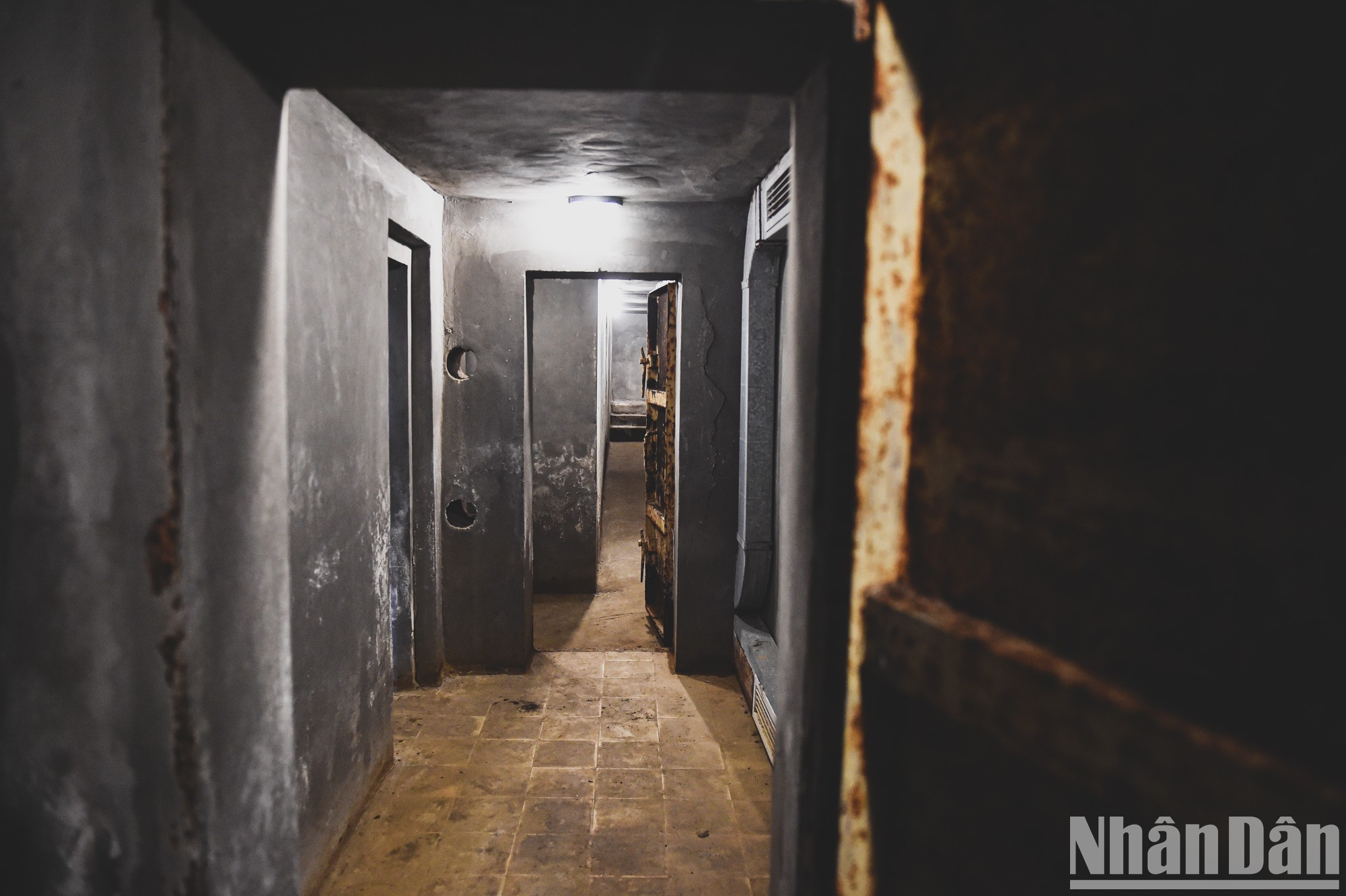 Los visitantes al número 71 de Hang Trong no sospechan que por debajo de su patio, al lado de su icónico secular baniano, existe una “casa editora” en miniatura. Los visitantes al número 71 de Hang Trong no sospechan que por debajo de su patio, al lado de su icónico secular baniano, existe una “casa editora” en miniatura.