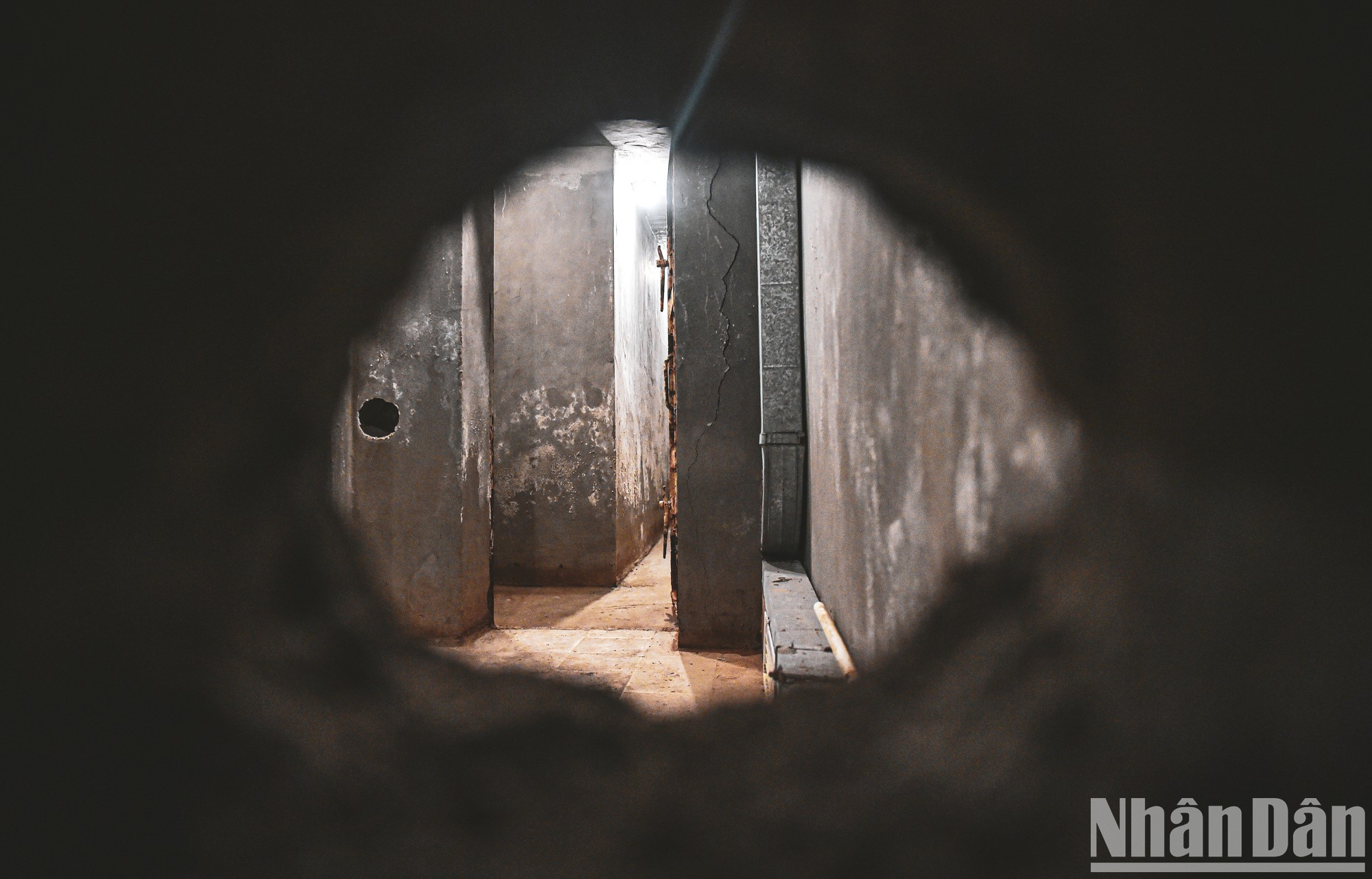 A lo largo de la campaña, justo al lado del pie de la escalera al sótano, fueron colocados 10 rifles SKS y cascos de acero. A lo largo de la campaña, justo al lado del pie de la escalera al sótano, fueron colocados 10 rifles SKS y cascos de acero.