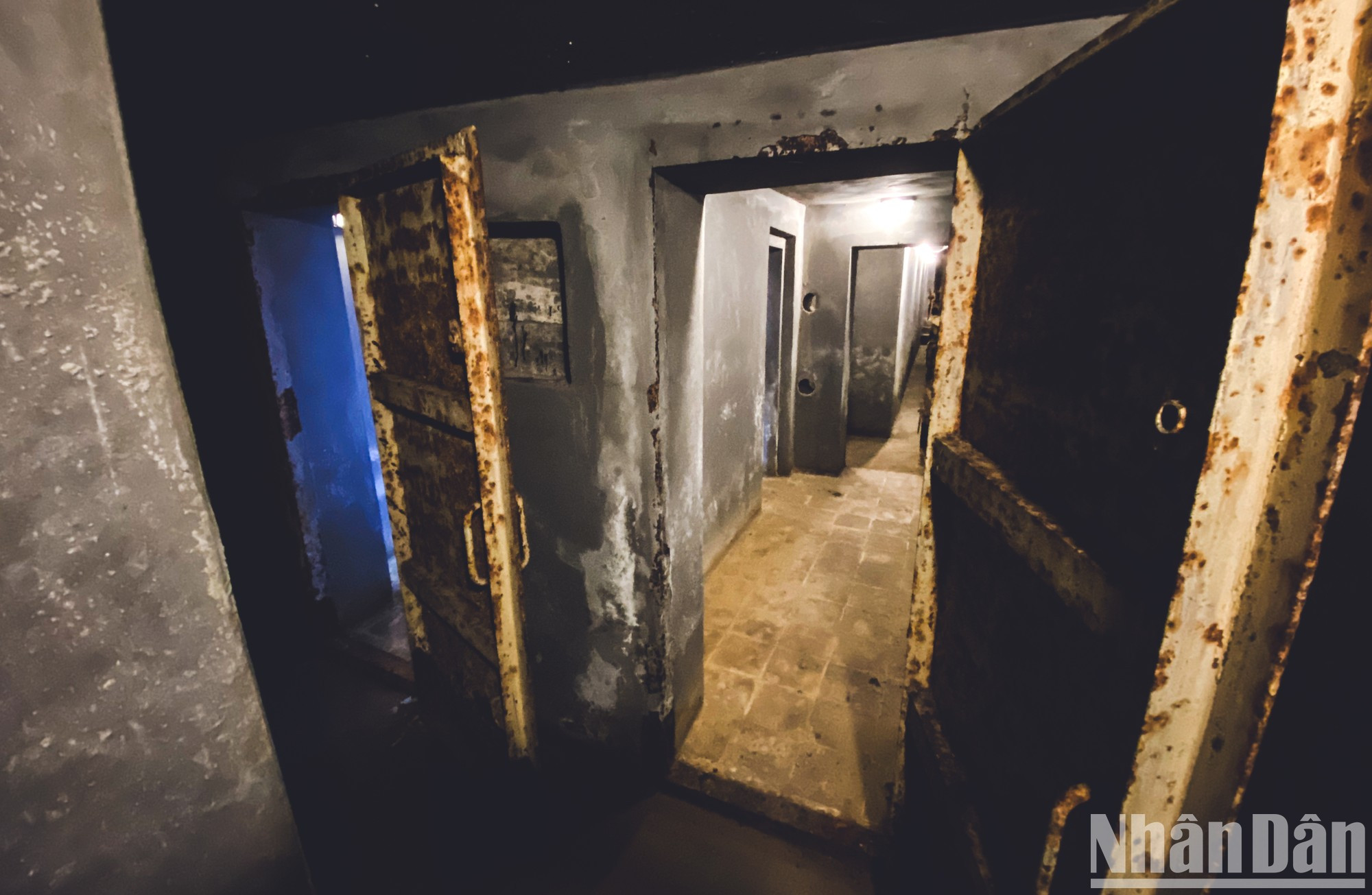 Ante el recrudecimiento de los ataques de los imperialistas estadounidenses, el Consejo Editorial de Nhan Dan decidió construir un lugar de trabajo subterráneo debajo de la sede del periódico, número 71 de la calle de Hang Trong, para no dejar de publicar el periódico del Partido bajo cualquier circunstancia y ni un solo día. Ante el recrudecimiento de los ataques de los imperialistas estadounidenses, el Consejo Editorial de Nhan Dan decidió construir un lugar de trabajo subterráneo debajo de la sede del periódico, número 71 de la calle de Hang Trong, para no dejar de publicar el periódico del Partido bajo cualquier circunstancia y ni un solo día.