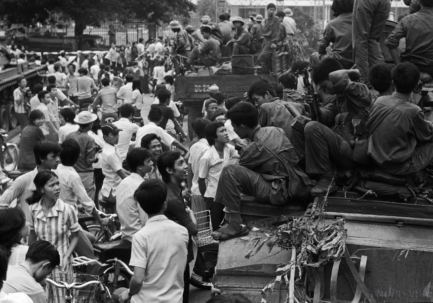 El pueblo de Saigón se alegra al encontrarse con las fuerzas de liberación, al mediodía del 30 de abril de 1975.