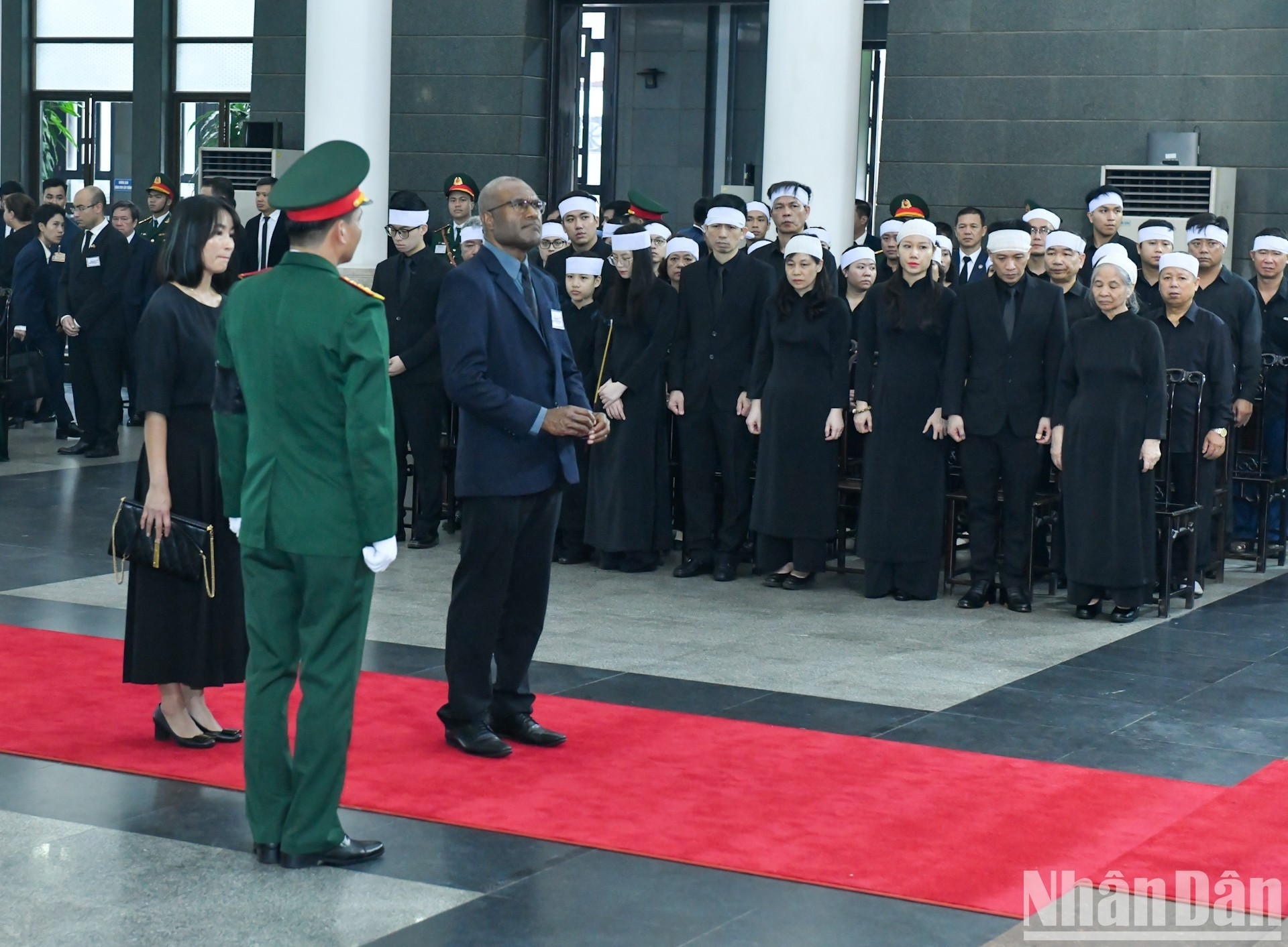La delegación de Vanuatu rinde homenaje al secretario general Nguyen Phu Trong. La delegación de Vanuatu rinde homenaje al secretario general Nguyen Phu Trong.