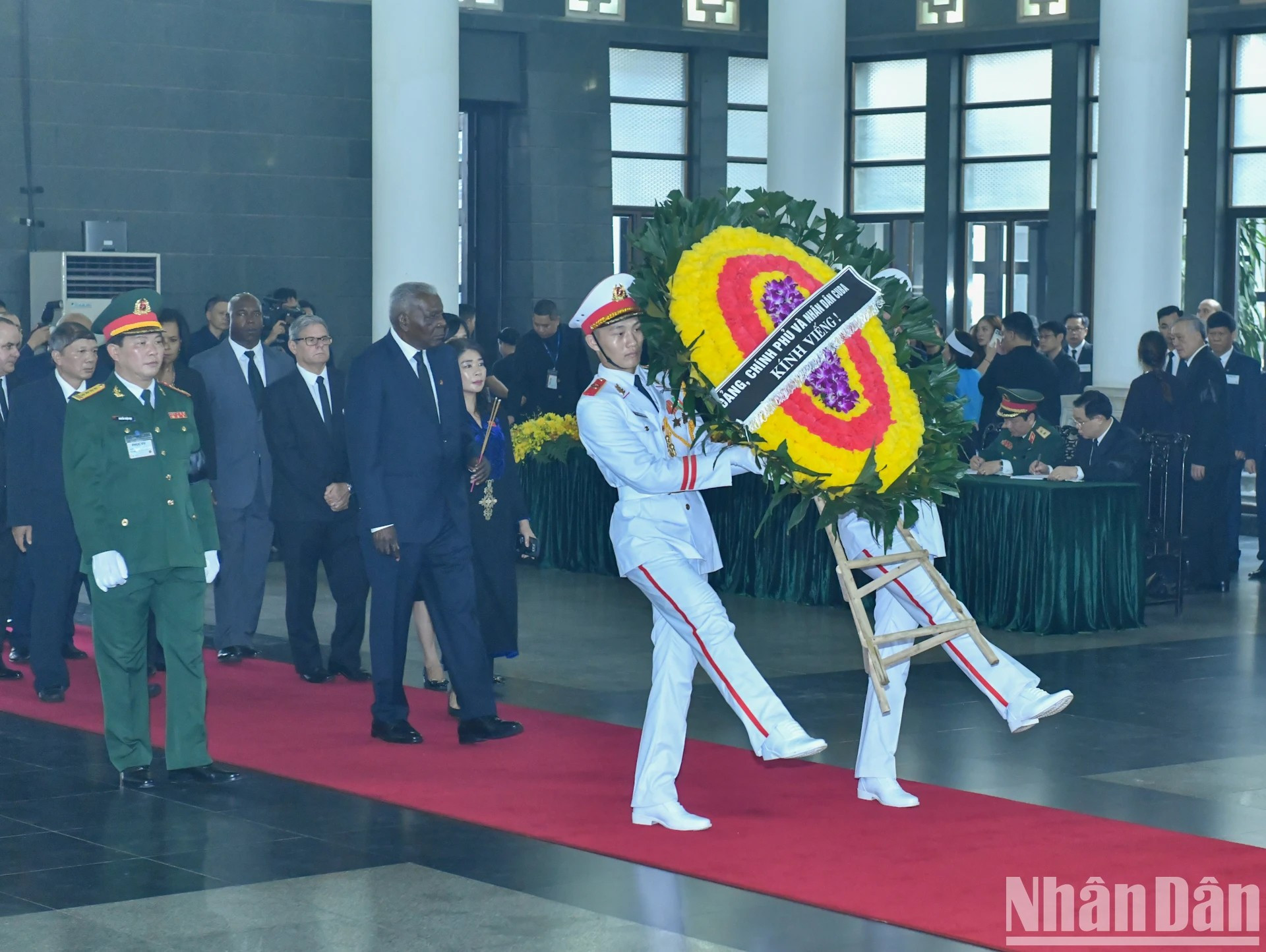 La delegación de Cuba, encabezada por Esteban Lazo Hernández, miembro del Buró Político del Comité Central del Partido Comunista de Cuba y presidente de la Asamblea Nacional del Poder Popular, rinde homenaje al secretario general Nguyen Phu Trong. La delegación de Cuba, encabezada por Esteban Lazo Hernández, miembro del Buró Político del Comité Central del Partido Comunista de Cuba y presidente de la Asamblea Nacional del Poder Popular, rinde homenaje al secretario general Nguyen Phu Trong.