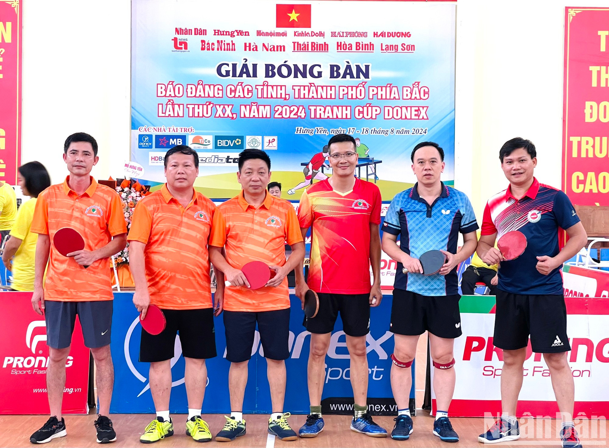 Los jugadores de Nhan Dan y del periódico Hoa Binh posan antes de entrar en la prueba de equipo masculino. Los jugadores de Nhan Dan y del periódico Hoa Binh posan antes de entrar en la prueba de equipo masculino.