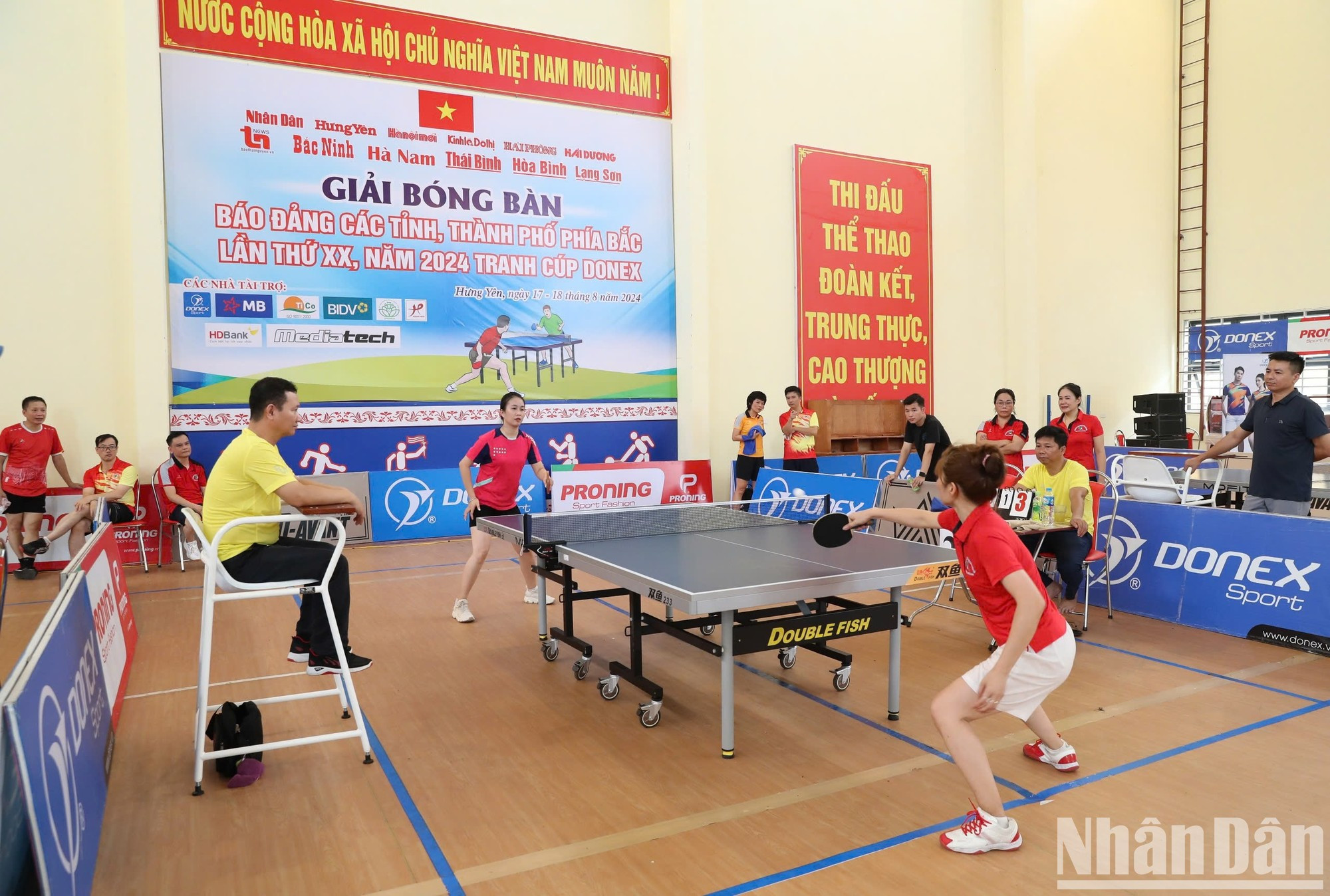 Los primeros partidos del certamen. Los primeros partidos del certamen.