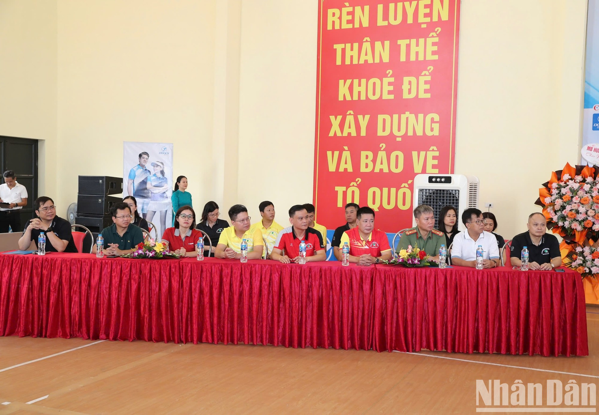 Representantes de las partes en el acto inaugural del torneo. Representantes de las partes en el acto inaugural del torneo.