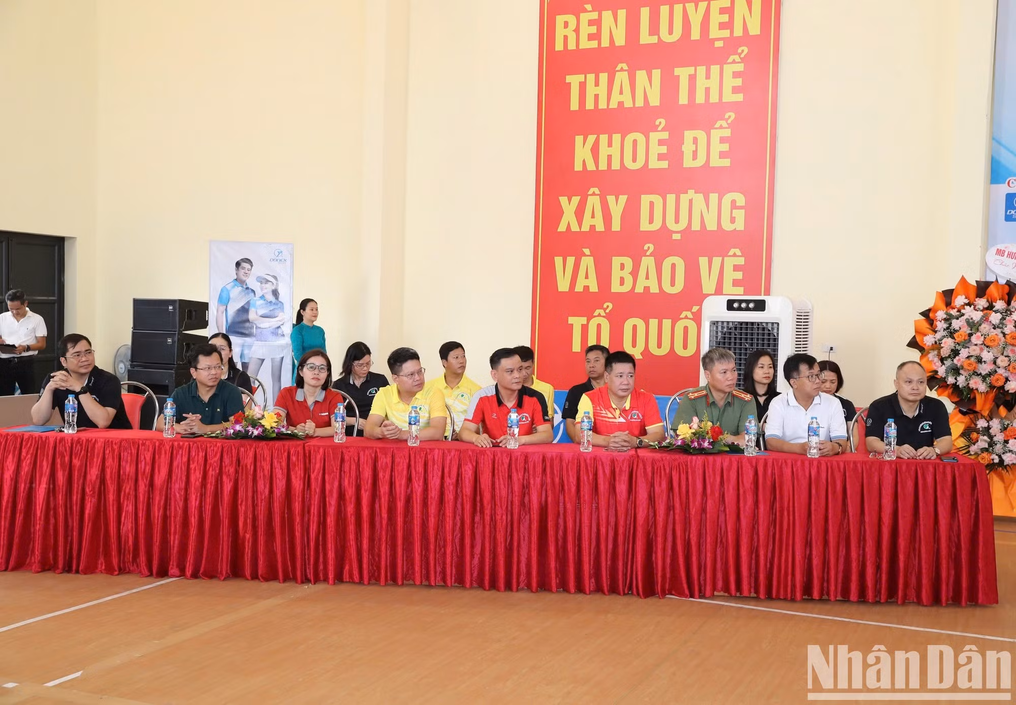 Representantes de las partes en el acto inaugural del torneo.