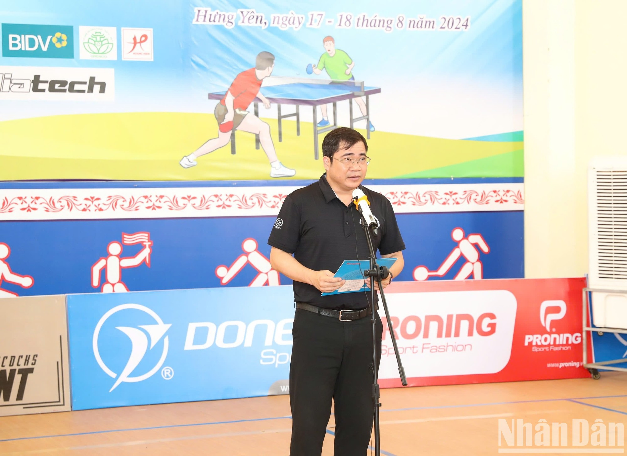 Un representante del comité organizador del torneo da palabras. Los jugadores se medirán durante hoy y mañana en 12 categorías, con casi 200 partidos. Un representante del comité organizador del torneo da palabras. Los jugadores se medirán durante hoy y mañana en 12 categorías, con casi 200 partidos.