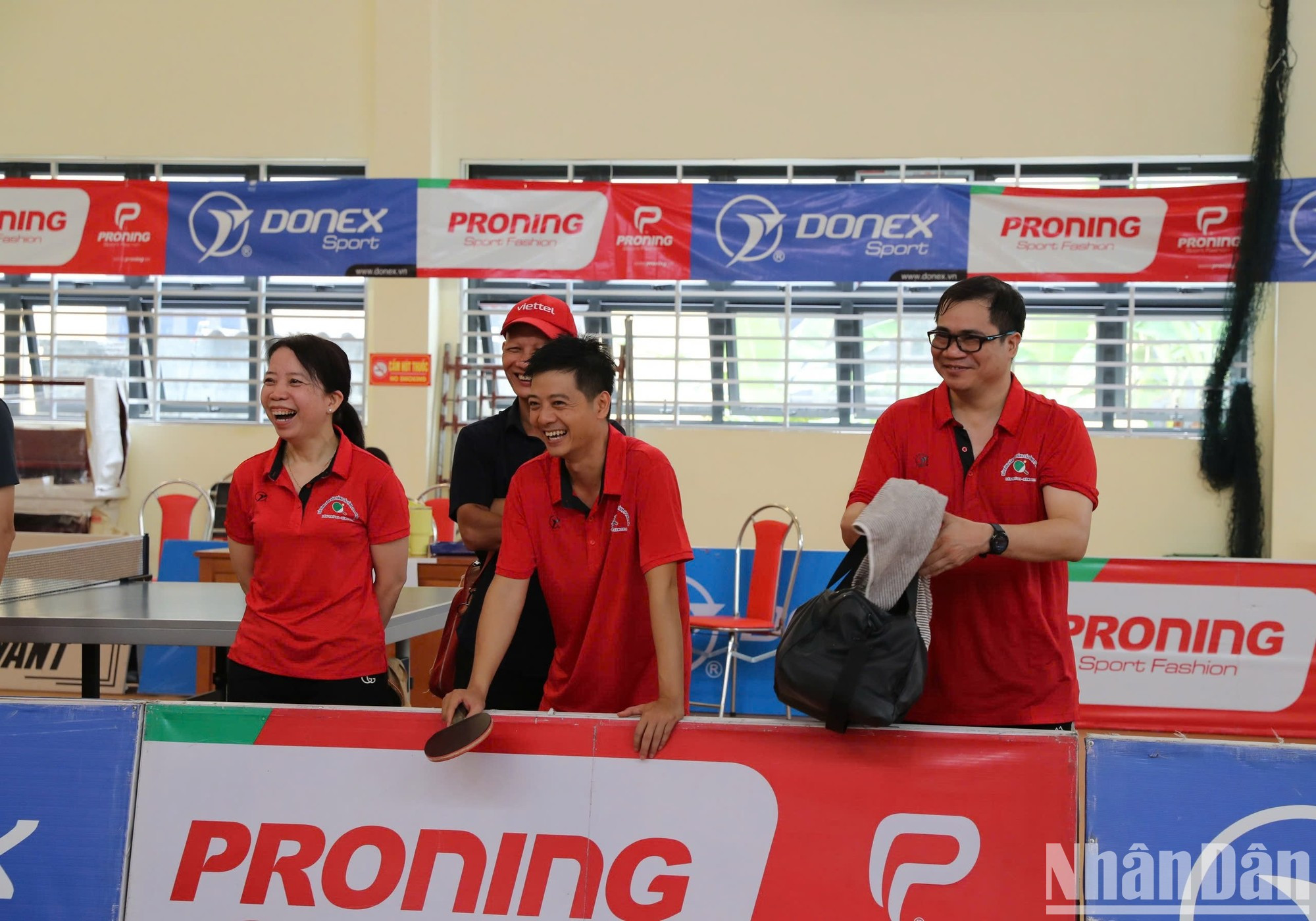 Al lado de la competencia, se observa la alegría de jugar con colegas. Al lado de la competencia, se observa la alegría de jugar con colegas.