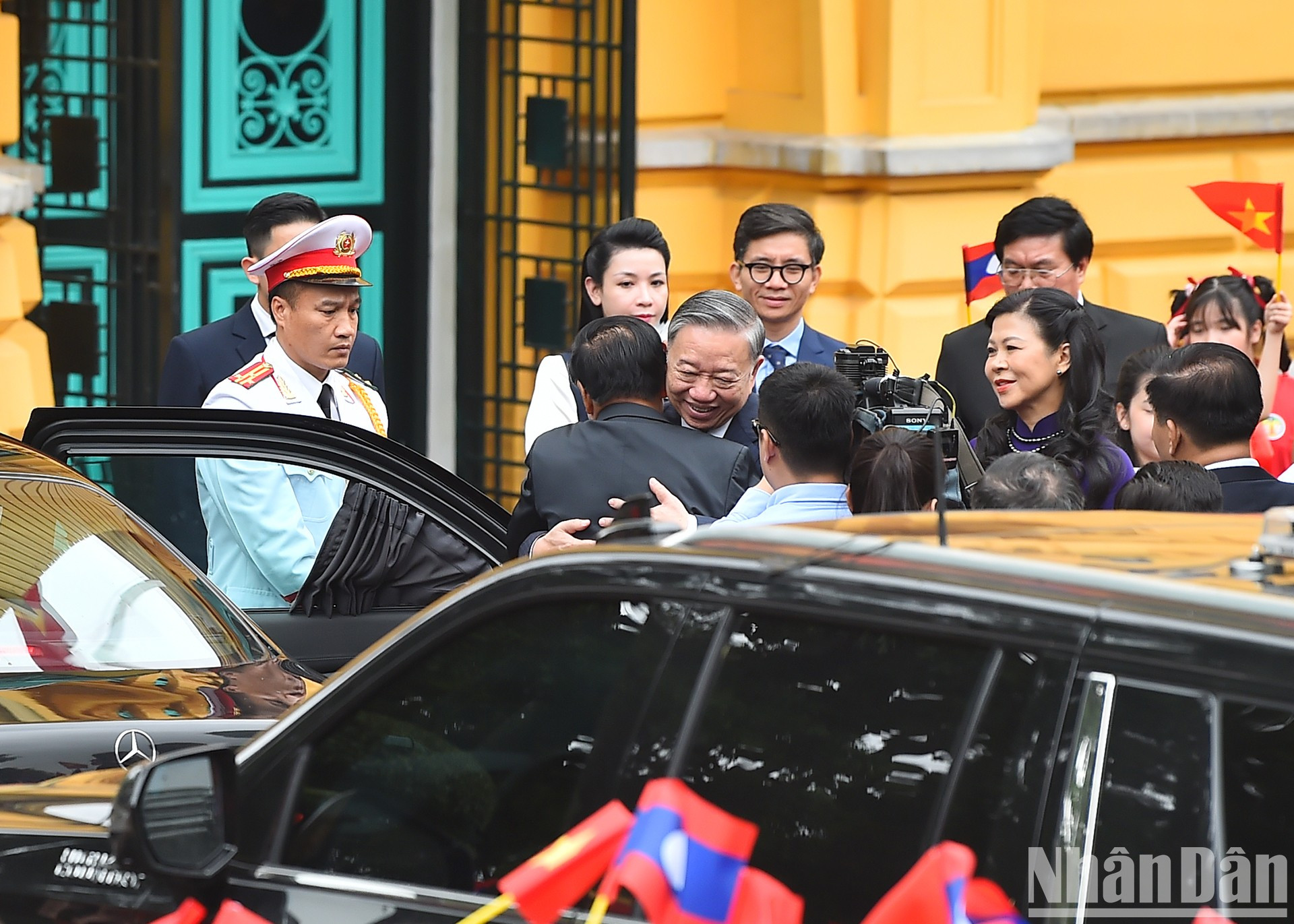 El máximo dirigente vietnamita recibe a su homólogo laosiano. El máximo dirigente vietnamita recibe a su homólogo laosiano.