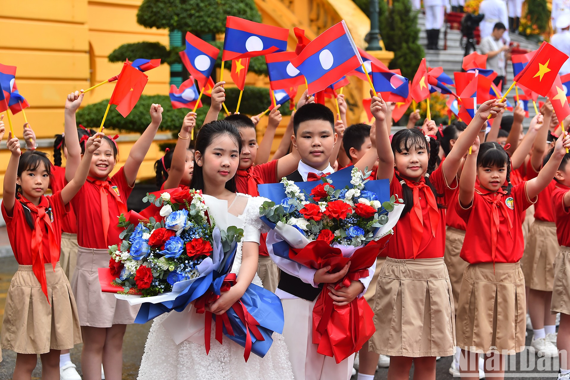 Niños capitalinos dan la bienvenida al máximo dirigente laosiano y su cónyuge, acompañados de una delegación de alto nivel de ese país, en su visita a Vietnam. Niños capitalinos dan la bienvenida al máximo dirigente laosiano y su cónyuge, acompañados de una delegación de alto nivel de ese país, en su visita a Vietnam.