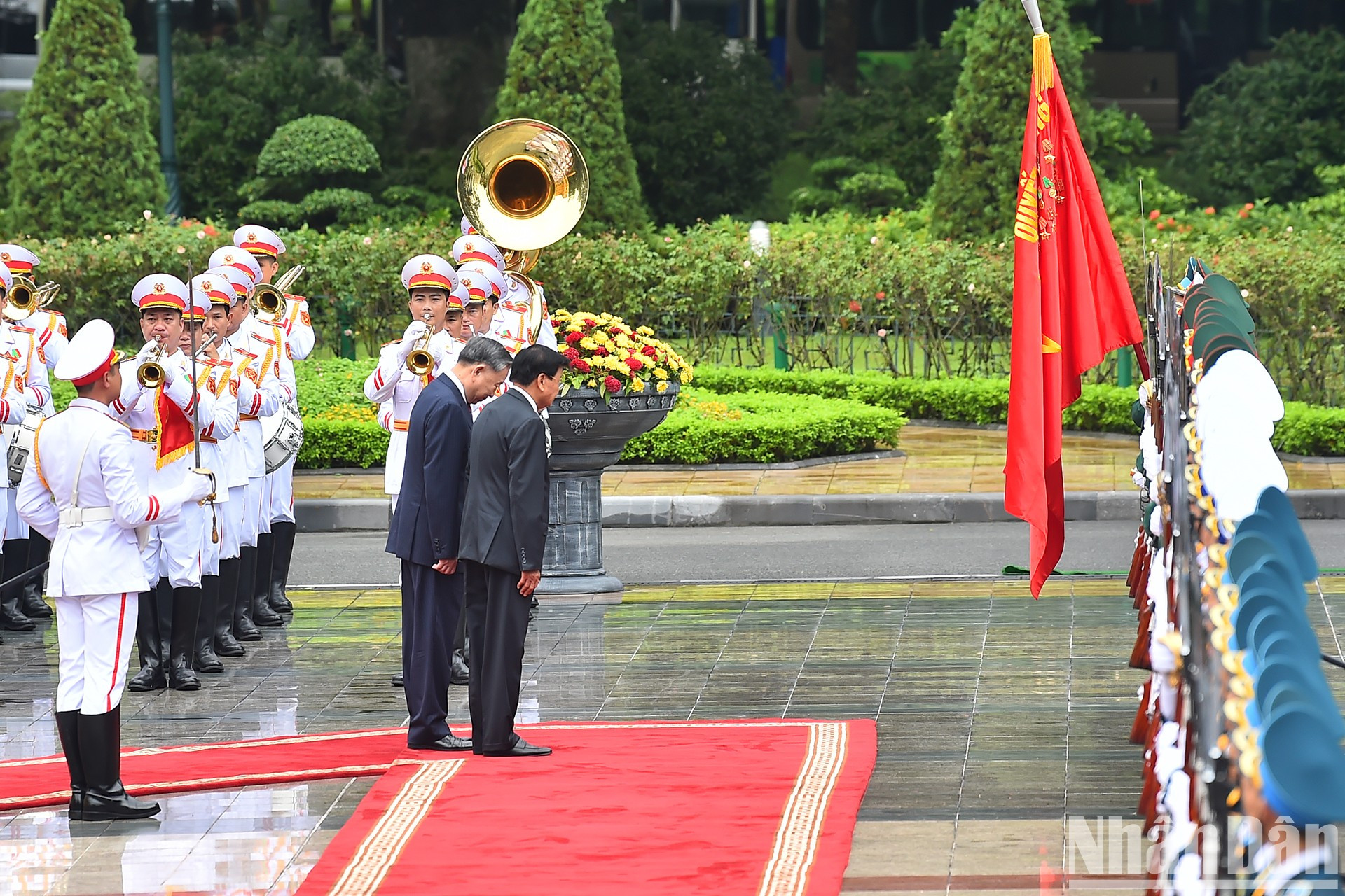 Ambos dirigentes saludan la bandera militar “Determinación para ganar” del Ejército Popular de Vietnam. Ambos dirigentes saludan la bandera militar “Determinación para ganar” del Ejército Popular de Vietnam.