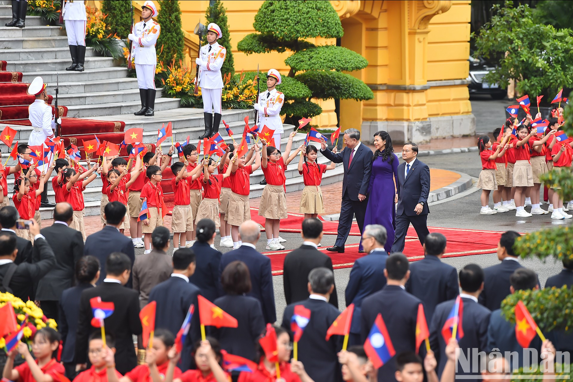 Niños hanoyenses saludan a To Lam y su cónyuge, Ngo Phuong Ly. Niños hanoyenses saludan a To Lam y su cónyuge, Ngo Phuong Ly.