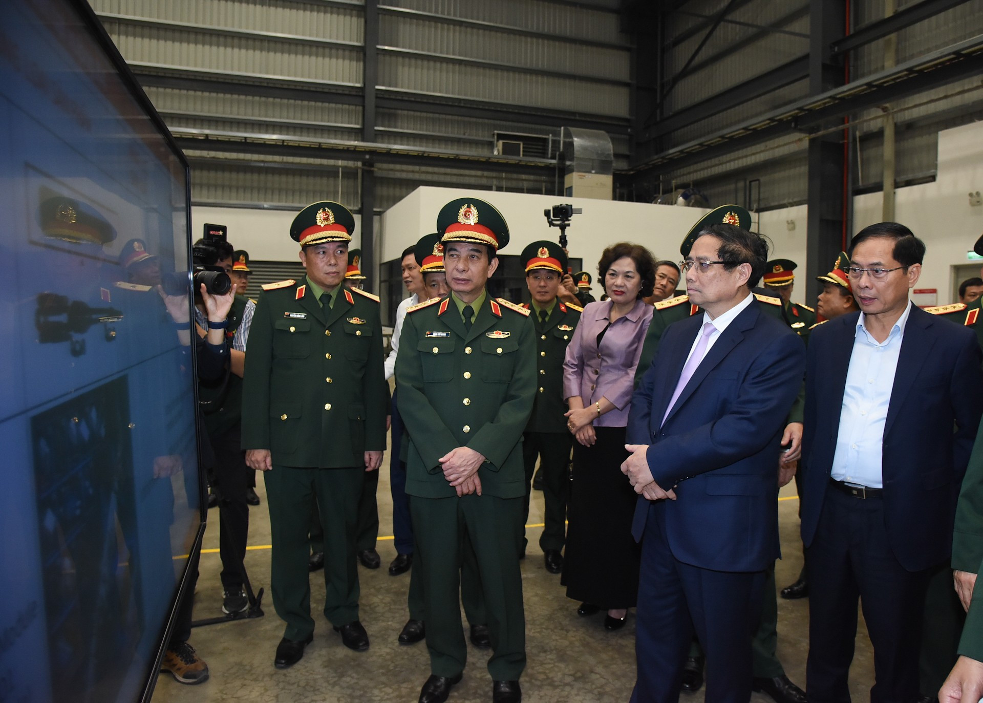 El dirigente visita la sala de exhibición de productos de alta tecnología desarrollados por Viettel. El dirigente visita la sala de exhibición de productos de alta tecnología desarrollados por Viettel.