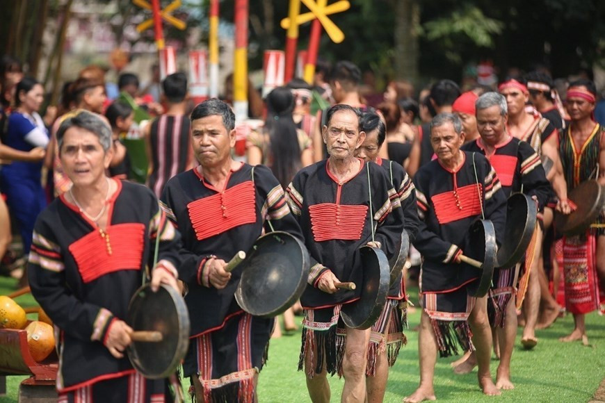 Presentación de gongs en el Festival de ese instrumento musical de la etnia Ede, en la Aldea de Cultura y Turismo de las Etnias Minoritarias de Vietnam, en el distrito de Son Tay, Hanói. Presentación de gongs en el Festival de ese instrumento musical de la etnia Ede, en la Aldea de Cultura y Turismo de las Etnias Minoritarias de Vietnam, en el distrito de Son Tay, Hanói.