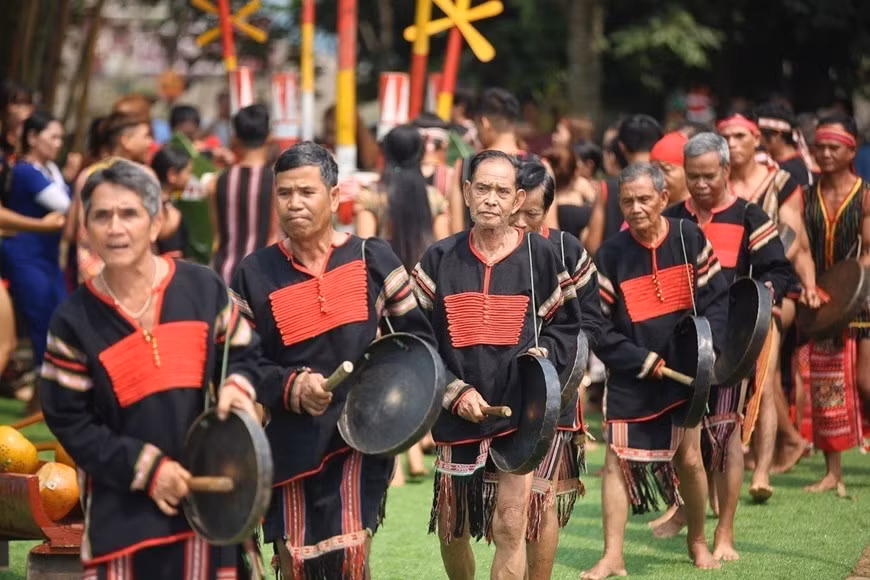 Presentación de gongs en el Festival de ese instrumento musical de la etnia Ede, en la Aldea de Cultura y Turismo de las Etnias Minoritarias de Vietnam, en el distrito de Son Tay, Hanói.