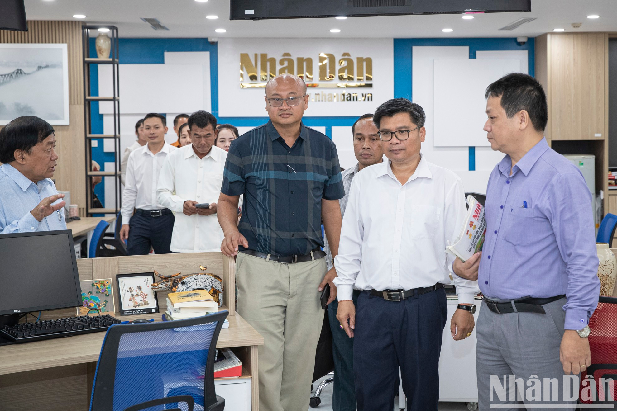 Los delegados visitan la sala de noticias convergente de la Redacción de Nhan Dan Digital. Los delegados visitan la sala de noticias convergente de la Redacción de Nhan Dan Digital.