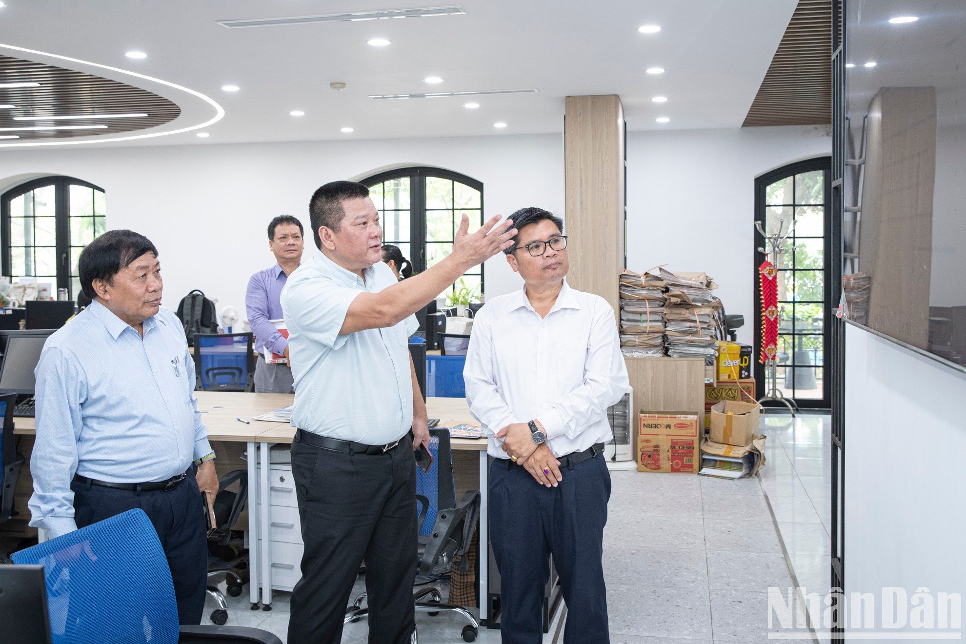 El jefe de la Redacción de Nhan Dan Digital, Nguyen Ngoc Thanh, presenta a los visitantes el nuevo despacho de trabajo del departamento. El jefe de la Redacción de Nhan Dan Digital, Nguyen Ngoc Thanh, presenta a los visitantes el nuevo despacho de trabajo del departamento.