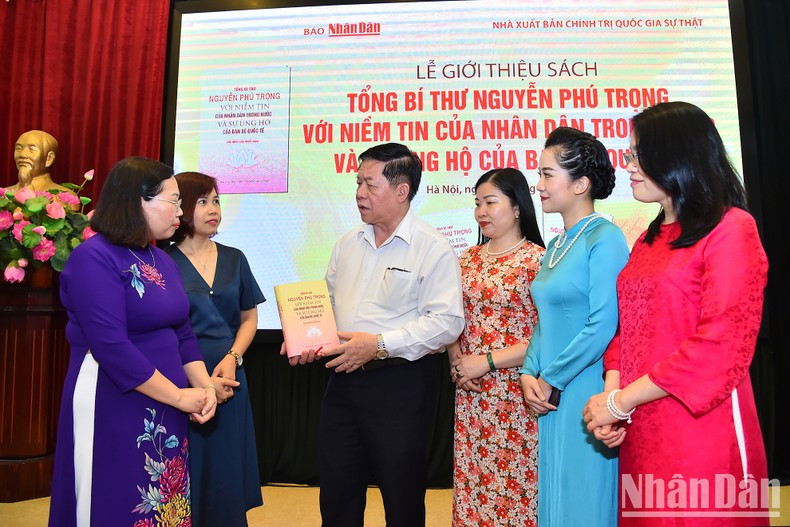 Charla al margen del evento.