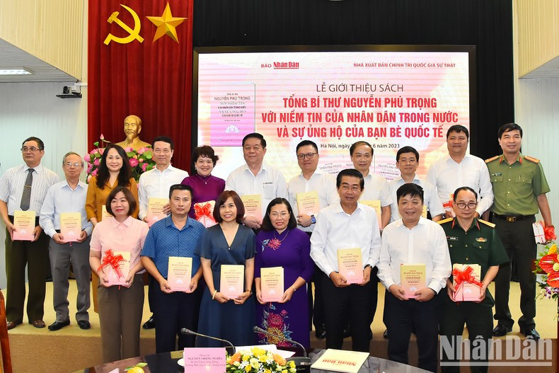 Los delegados posan para una foto de recuerdo.