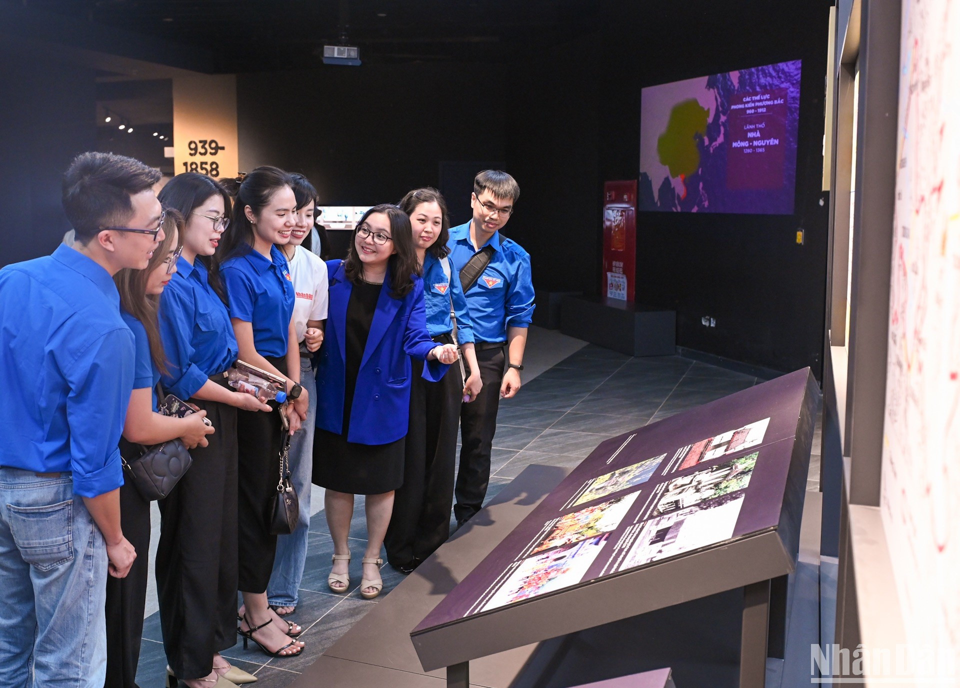 Jóvenes periodistas de Nhan Dan investigan las diferentes fases de la historia militar de Vietnam. Jóvenes periodistas de Nhan Dan investigan las diferentes fases de la historia militar de Vietnam.