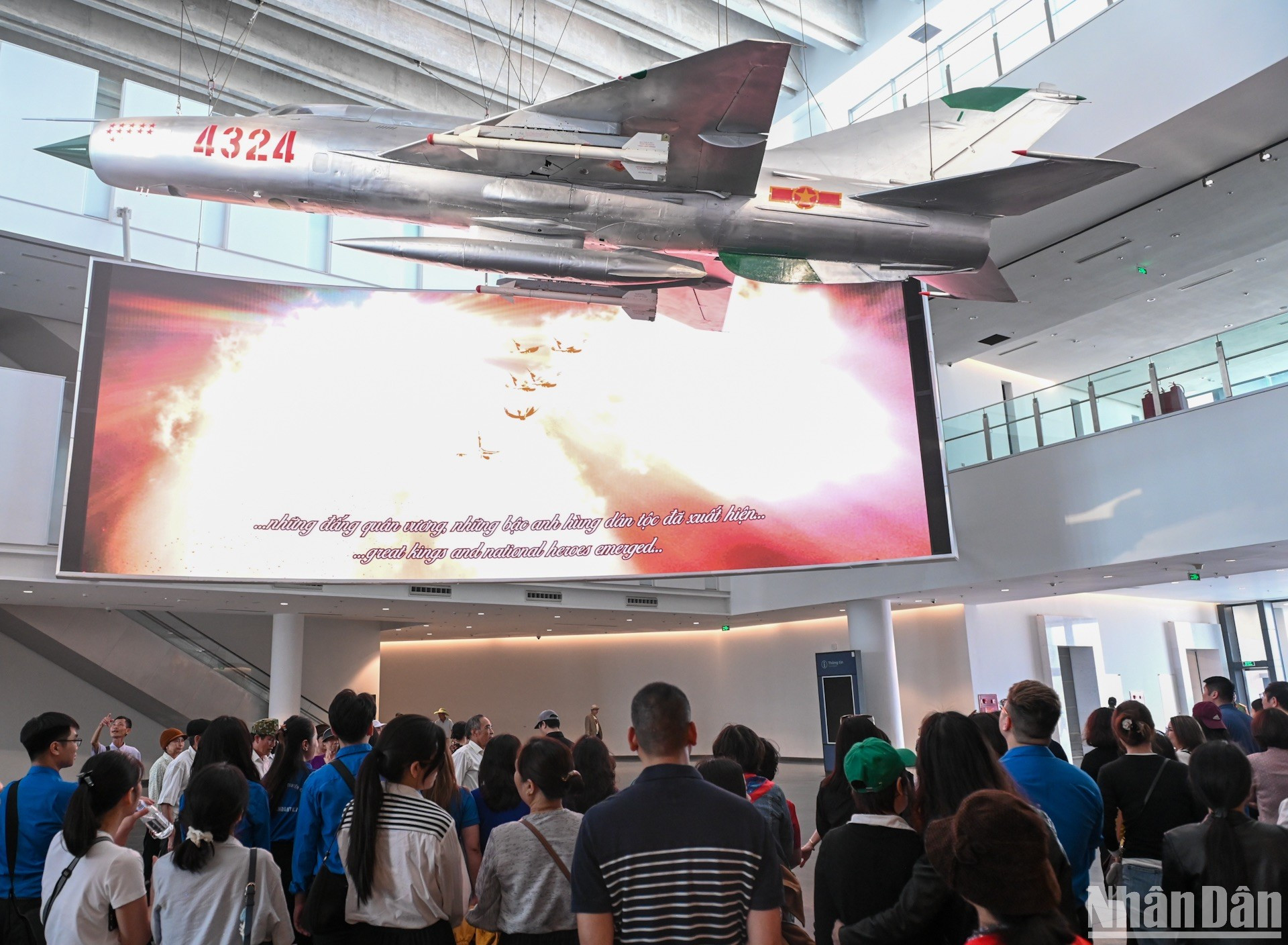 Los jóvenes en la sala principal del museo. Los jóvenes en la sala principal del museo.