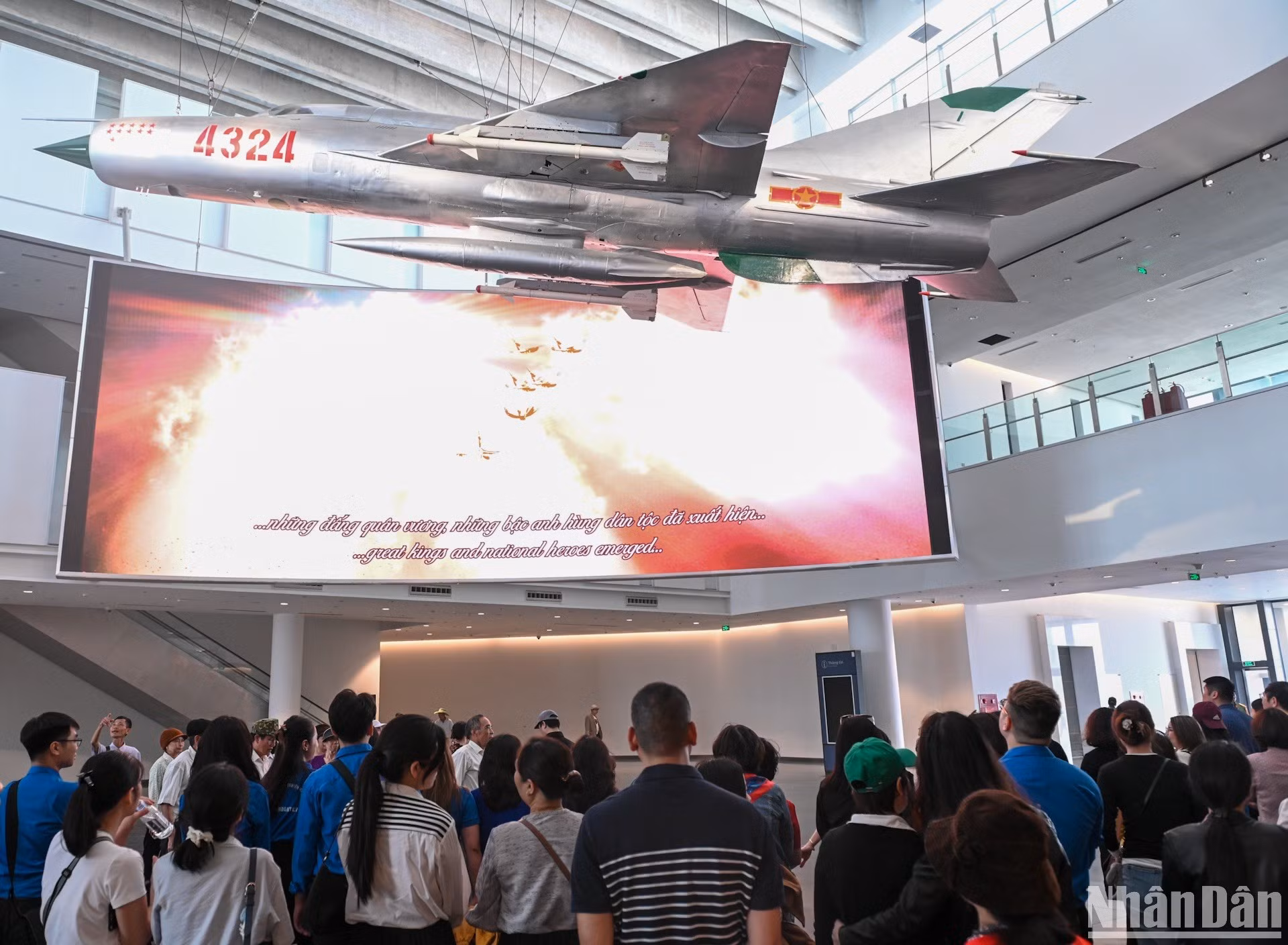 Los jóvenes en la sala principal del museo.