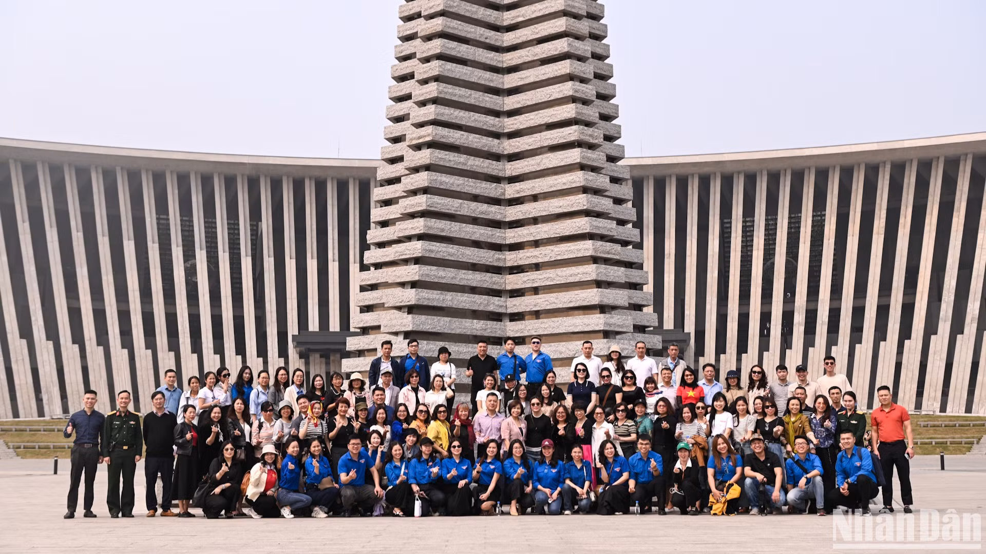 [Foto] Jóvenes empleados de Nhan Dan exploran Museo de Historia Militar