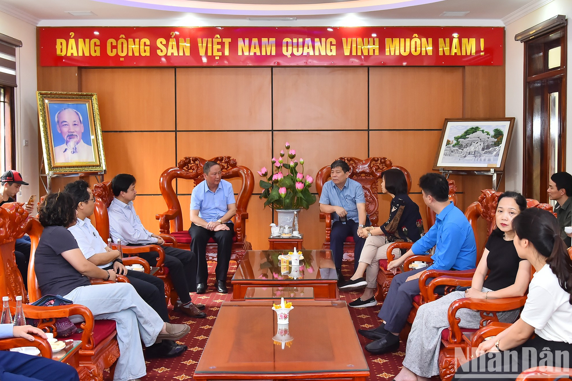 La delegación del Sindicato de Nhan Dan y el de Empleados Públicos de Vietnam recibida por dirigentes de Na Hang. La delegación del Sindicato de Nhan Dan y el de Empleados Públicos de Vietnam recibida por dirigentes de Na Hang.