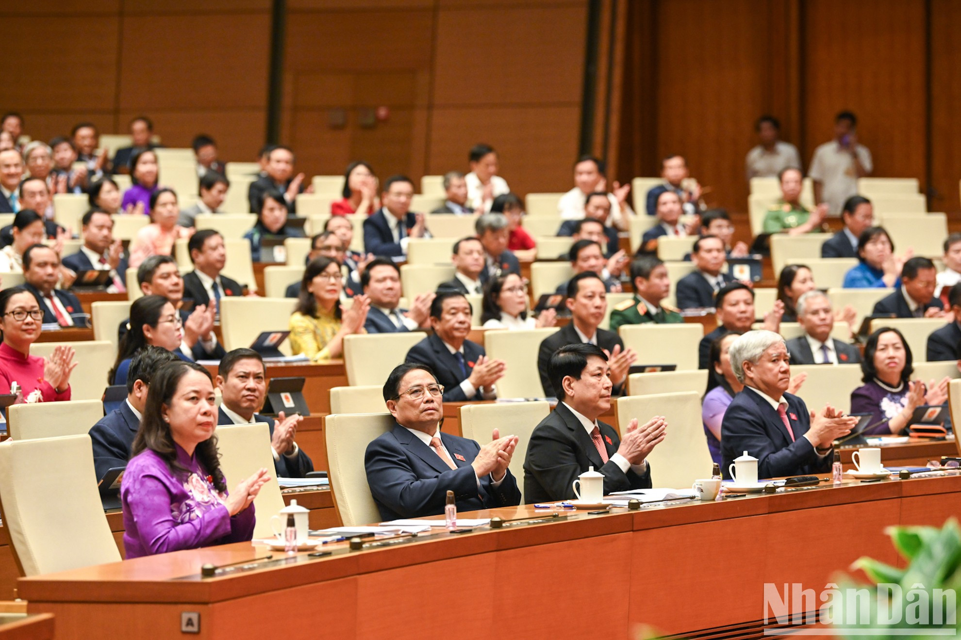 (Primera fila, de izquierda a derecha) La presidenta interina de Vietnam, Vo Thi Anh Xuan; el primer ministro del Gobierno, Pham Minh Chinh; el miembro permanente del Secretariado del Comité Central del Partido y jefe de la Dirección General de Política del Ejército Popular, Luong Cuong; el presidente del Comité Central del Frente de la Patria, Do Van Chien. (Primera fila, de izquierda a derecha) La presidenta interina de Vietnam, Vo Thi Anh Xuan; el primer ministro del Gobierno, Pham Minh Chinh; el miembro permanente del Secretariado del Comité Central del Partido y jefe de la Dirección General de Política del Ejército Popular, Luong Cuong; el presidente del Comité Central del Frente de la Patria, Do Van Chien.
