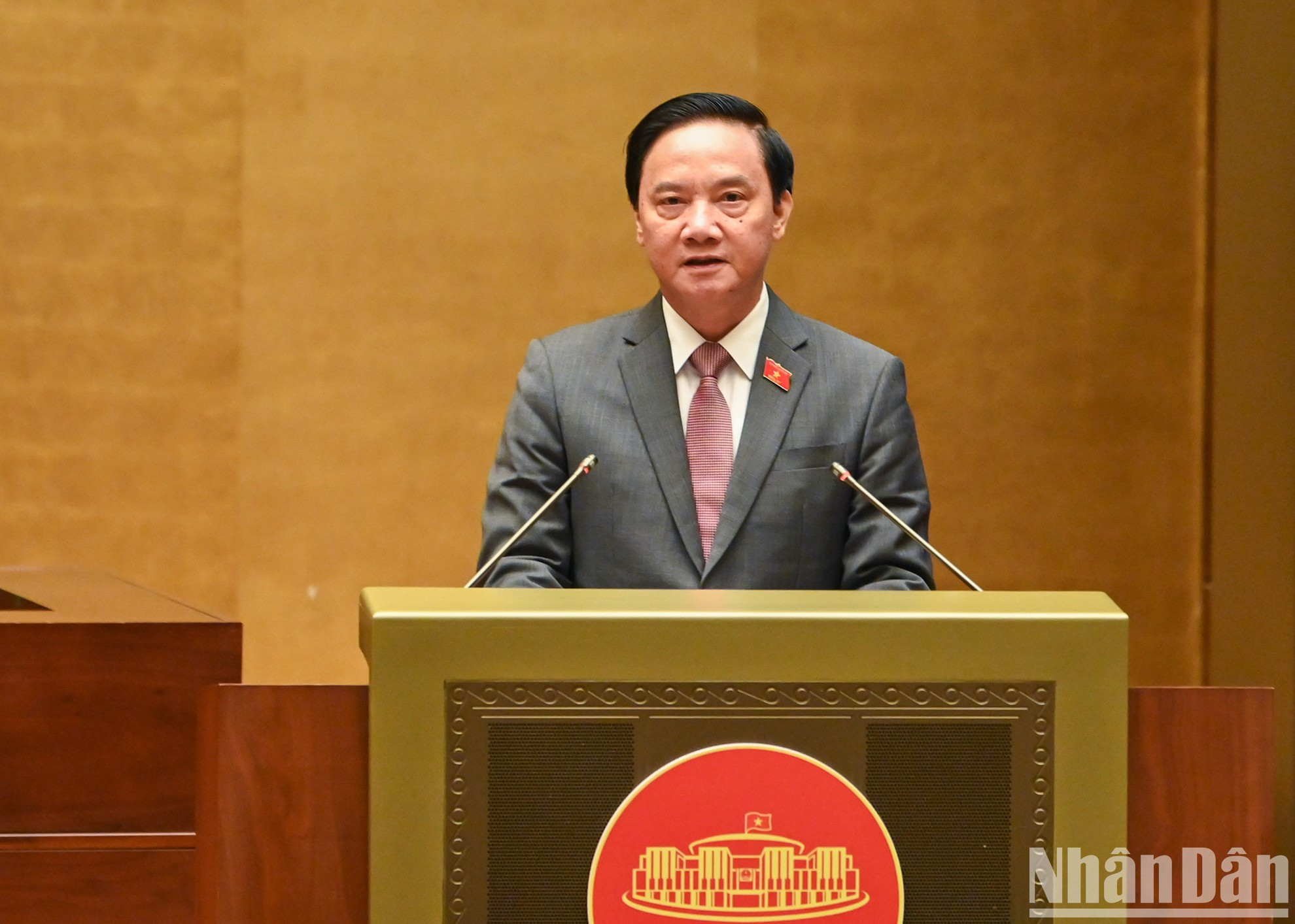 El vicepresidente de la AN Nguyen Khac Dinh dirige el acto de juramento. El vicepresidente de la AN Nguyen Khac Dinh dirige el acto de juramento.
