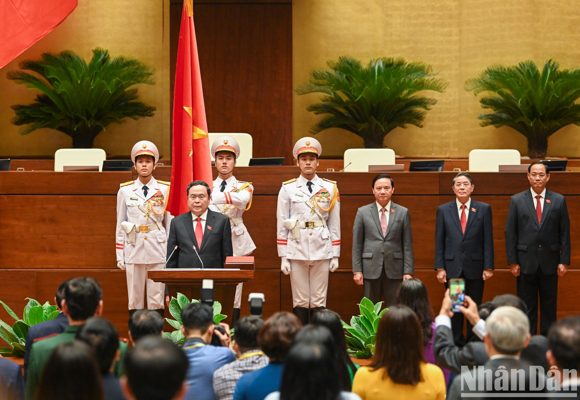 El protocolo tiene lugar en la Sala de Reuniones de Dien Hong, en la Casa Parlamentaria, Hanói. El protocolo tiene lugar en la Sala de Reuniones de Dien Hong, en la Casa Parlamentaria, Hanói.