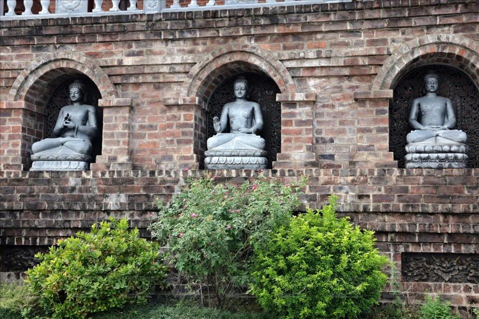 Las grandes estatuas dispuestas en el exterior del edificio Tam Bao.