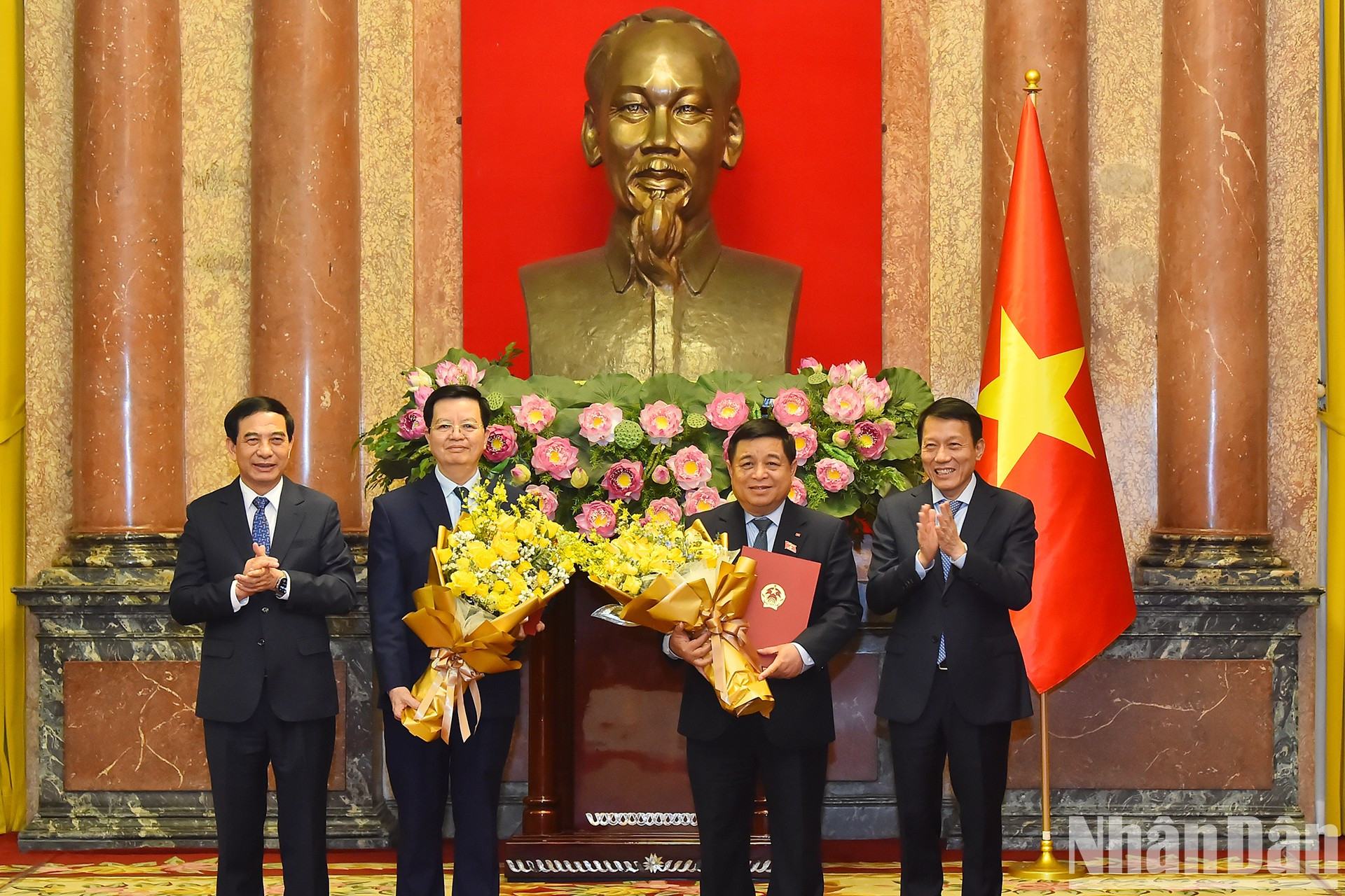 Los ministros de Defensa, Phan Van Giang, y de Seguridad Pública, Luong Tam Quang, felicitan a los vicepremieres. Los ministros de Defensa, Phan Van Giang, y de Seguridad Pública, Luong Tam Quang, felicitan a los vicepremieres.