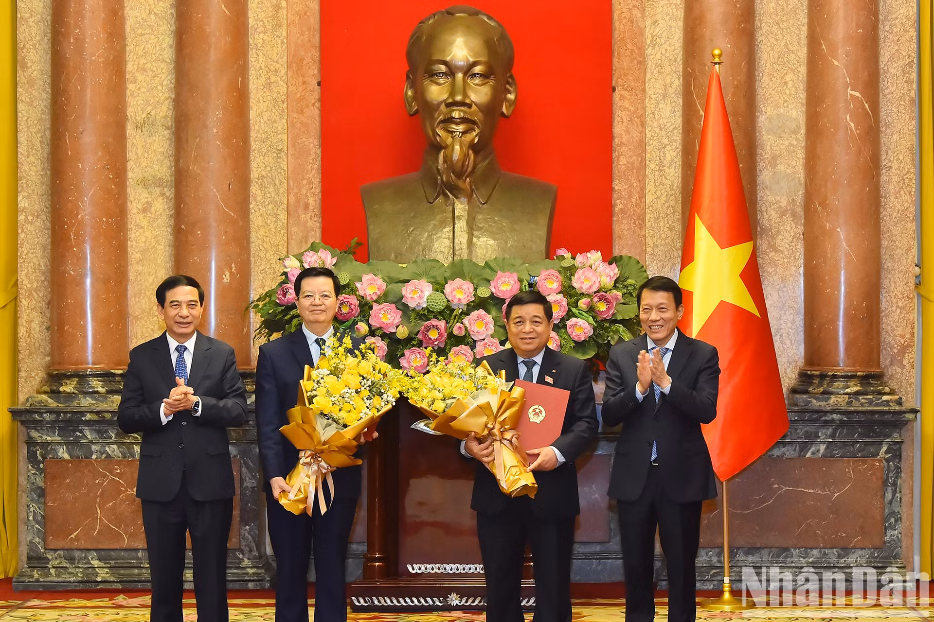 Los ministros de Defensa, Phan Van Giang, y de Seguridad Pública, Luong Tam Quang, felicitan a los vicepremieres.