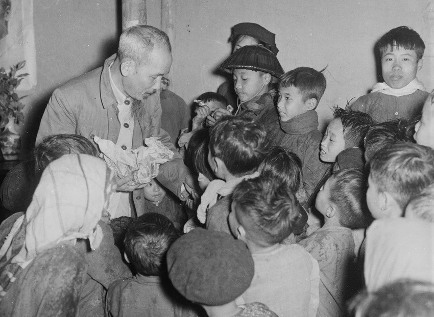 El Tío Ho reparte caramelos a niños de la comuna de Tien Phong, distrito de Binh Xuyen, provincia de Vinh Phuc, con motivo de su visita a la localidad en ocasión del Tet (Año Nuevo Lunar) en 1956.