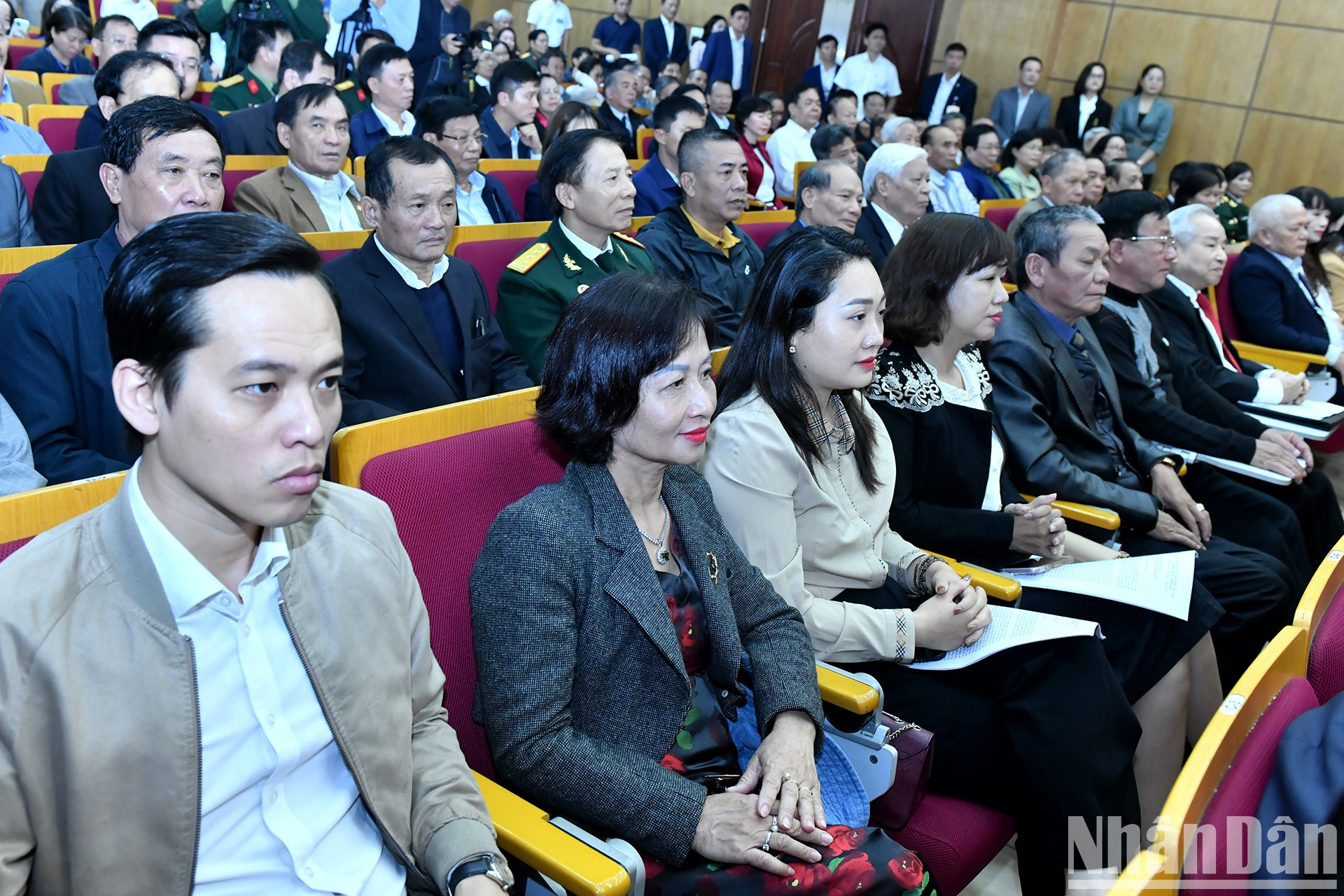 Delegados y votantes participantes en el coloquio. Delegados y votantes participantes en el coloquio.