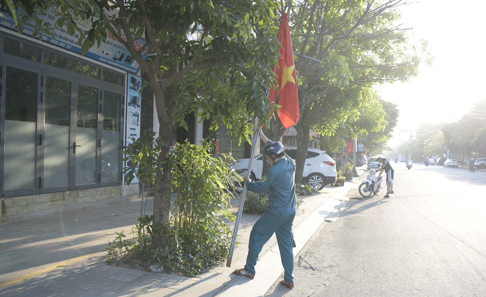Jóvenes locales empezaron el 23 de marzo a izar la bandera nacional a lo largo de las rutas de la carrera. Como todos los eventos, se desarrollarían en circuitos cerrados y distintos, el número de banderas y la intensidad de colocación de las mismas eran enormes. Jóvenes locales empezaron el 23 de marzo a izar la bandera nacional a lo largo de las rutas de la carrera. Como todos los eventos, se desarrollarían en circuitos cerrados y distintos, el número de banderas y la intensidad de colocación de las mismas eran enormes.
