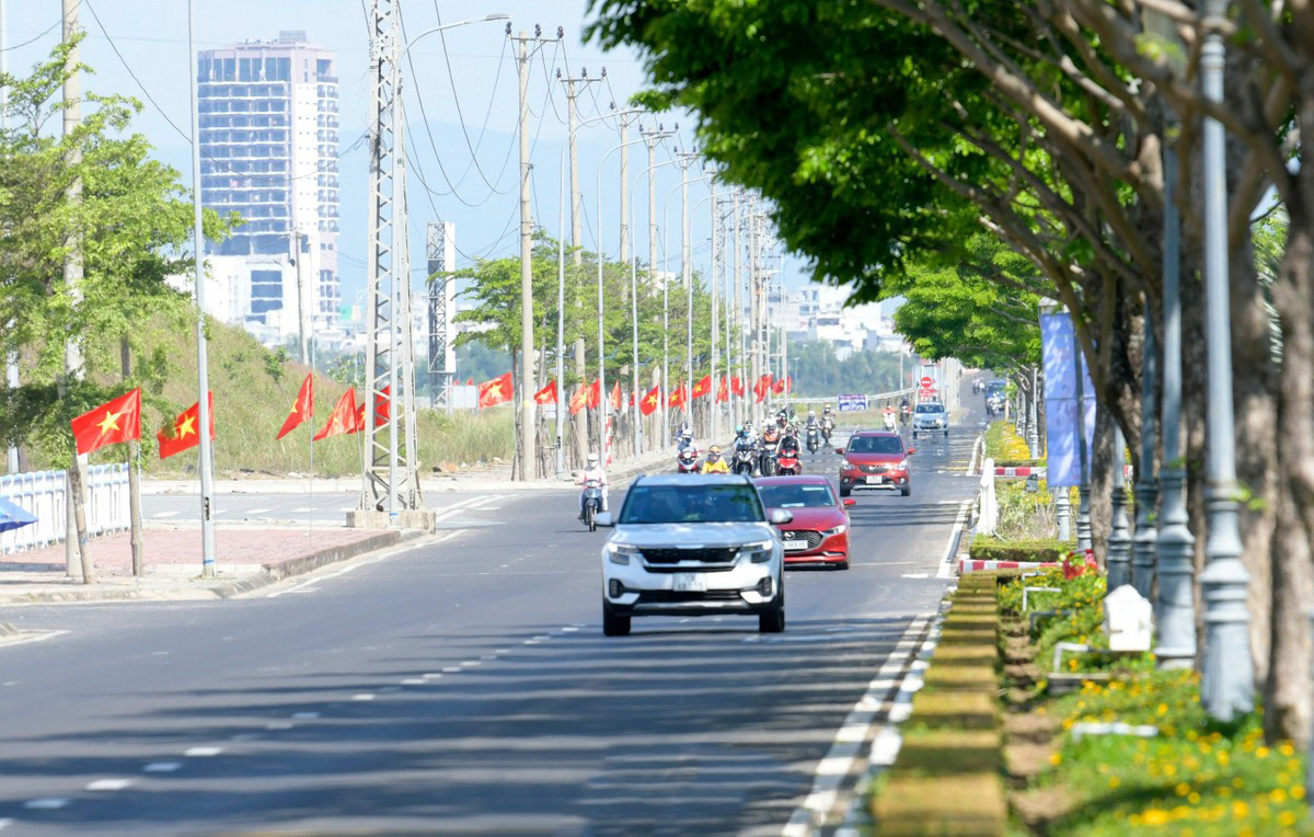Todas las calles en Phu Yen se arropan simultáneamente del color rojo brillante de esta sagrada insignia. Todas las calles en Phu Yen se arropan simultáneamente del color rojo brillante de esta sagrada insignia.