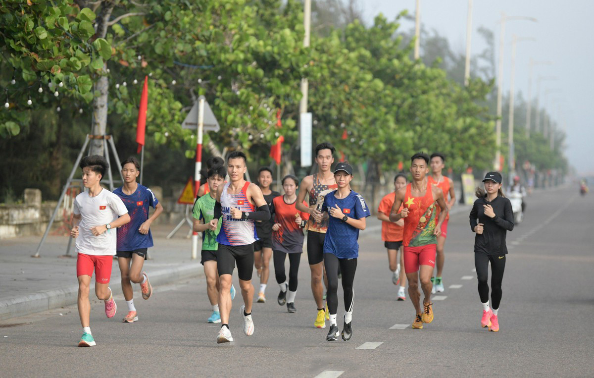 Además, correr al lado de las filas de bandera nacional refuerza su determinación de nunca rendirse. Do Quoc Luat, nueve veces consecutivas campeón del evento de 10 kilómetros, compartió que el izamiento de la bandera fomenta el orgullo nacional y sensibiliza a los participantes sobre la defensa de la soberanía marítima e insular y la aspiración a avanzar en la construcción de la Patria. Además, correr al lado de las filas de bandera nacional refuerza su determinación de nunca rendirse. Do Quoc Luat, nueve veces consecutivas campeón del evento de 10 kilómetros, compartió que el izamiento de la bandera fomenta el orgullo nacional y sensibiliza a los participantes sobre la defensa de la soberanía marítima e insular y la aspiración a avanzar en la construcción de la Patria.